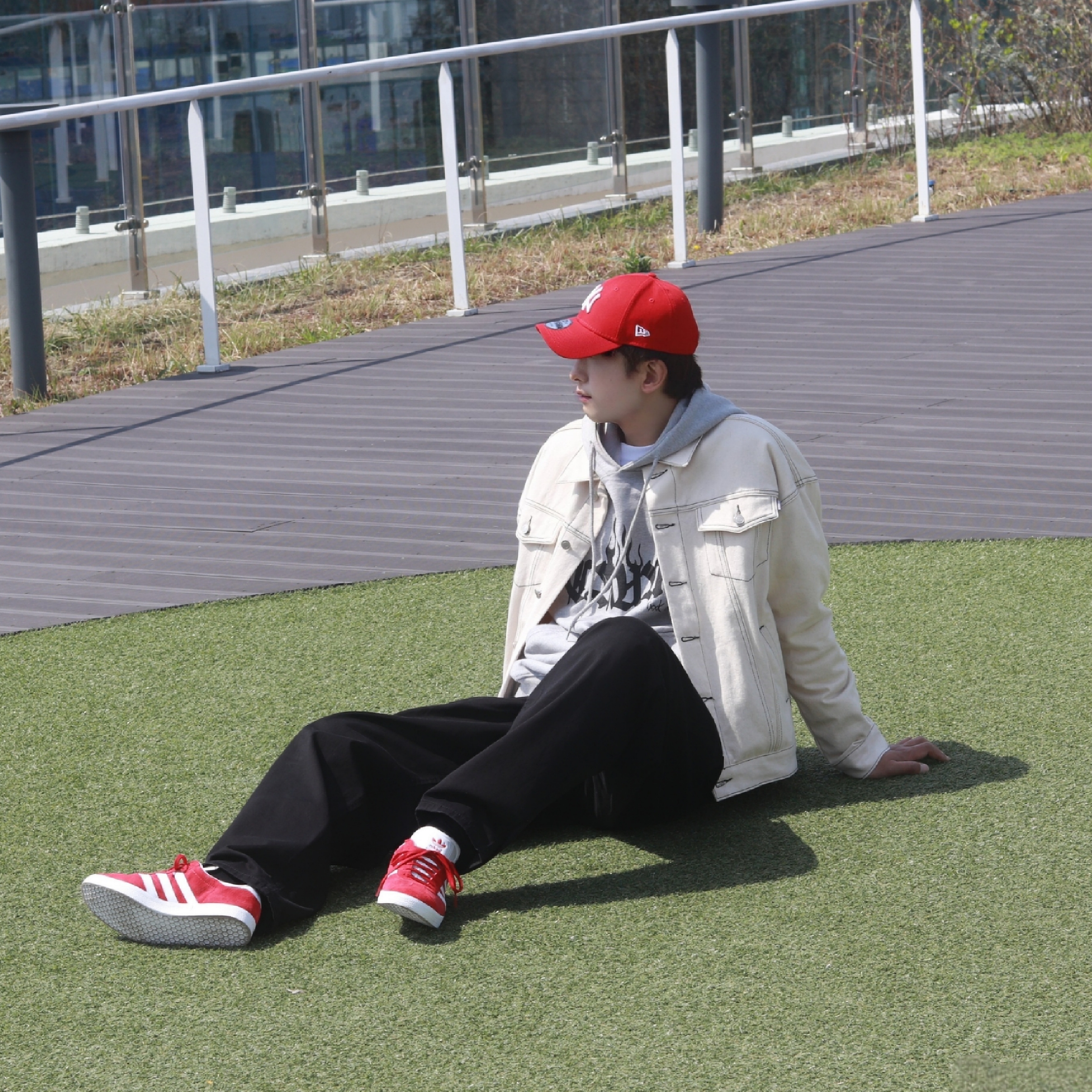 Adidas Gazelle Power Red 착용 스타일 - 2