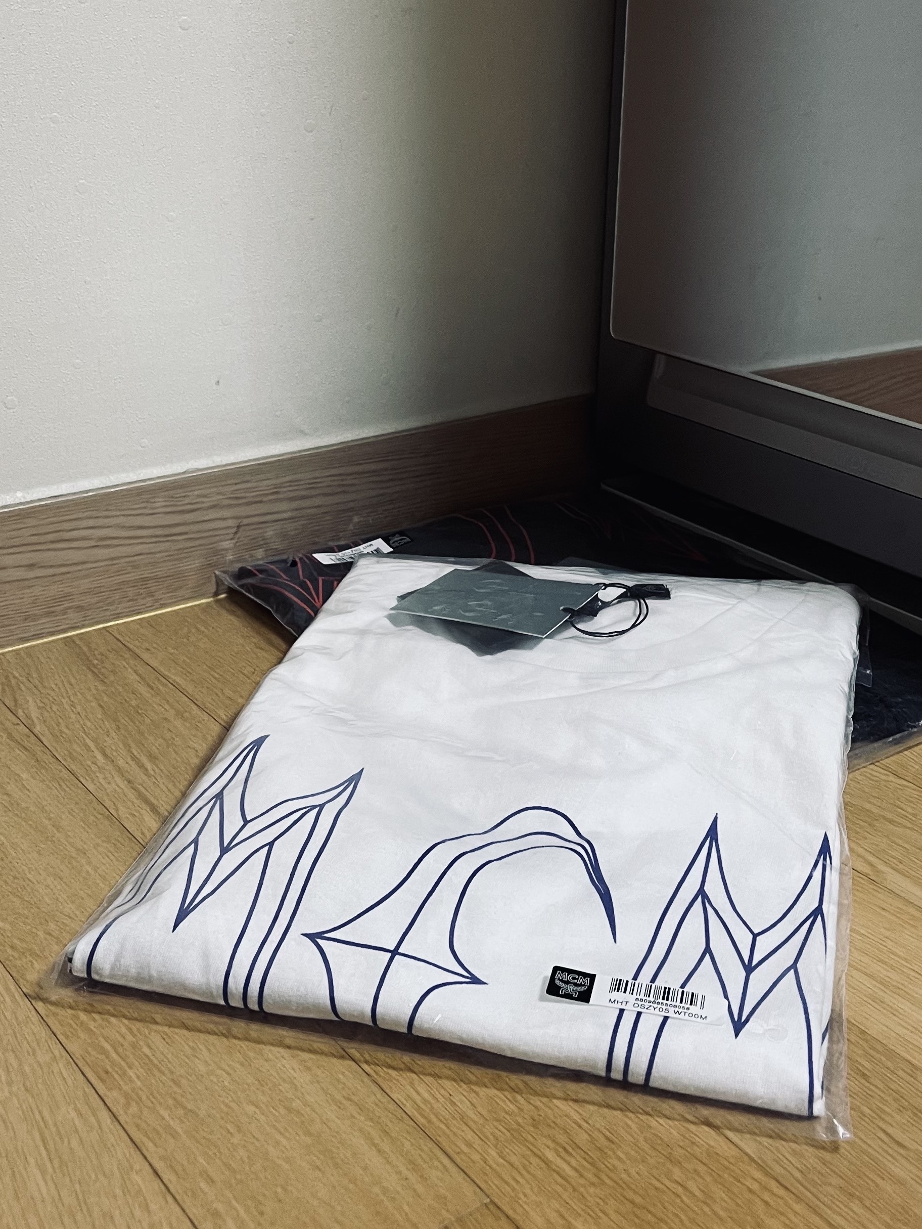 Thug Club x MCM T-Shirt White, Thug Club x MCM T-Shirt Black 착용 스타일