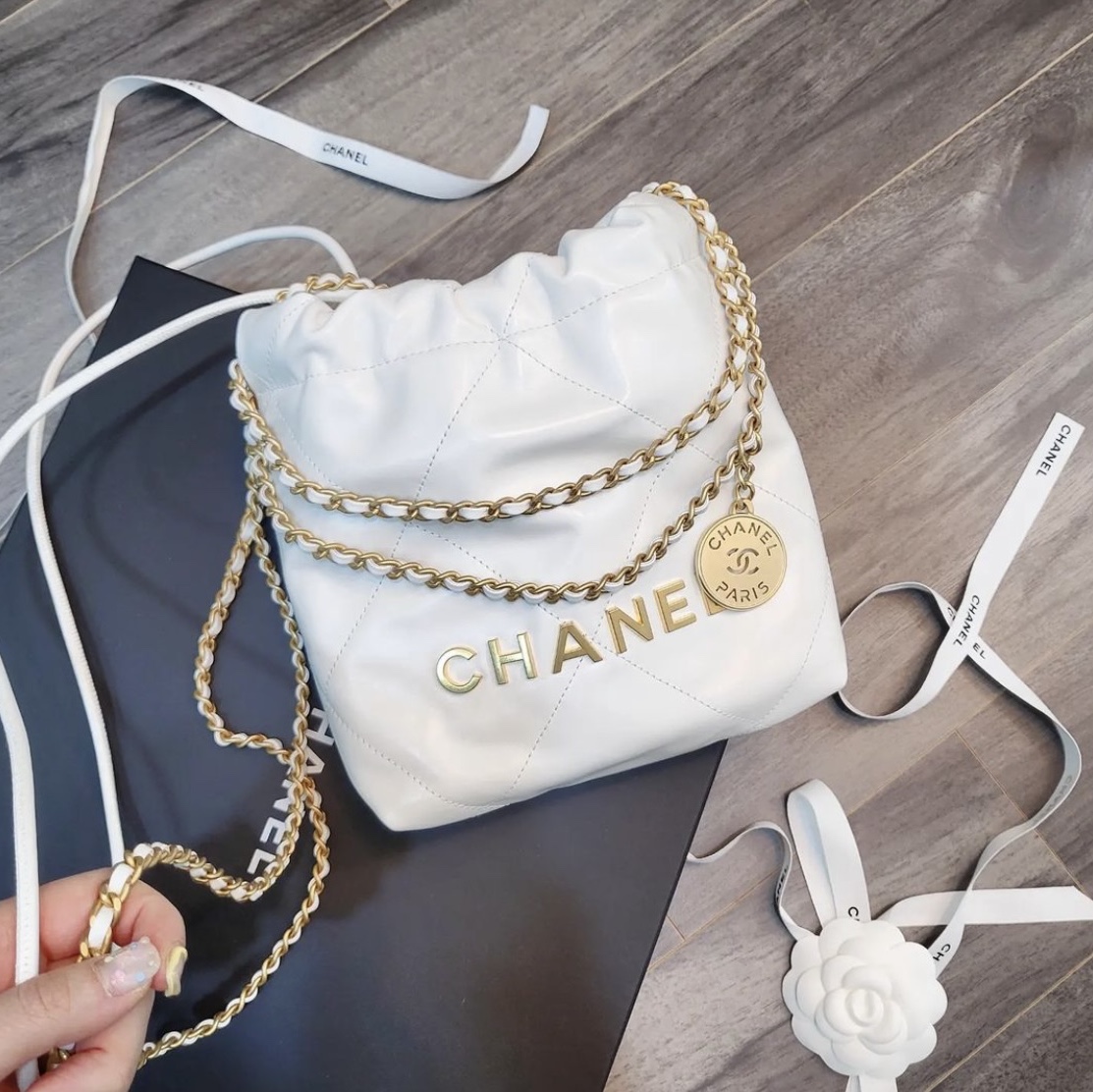 Chanel 22 Mini Handbag Shiny Calfskin & Gold White 착용 스타일 - 2