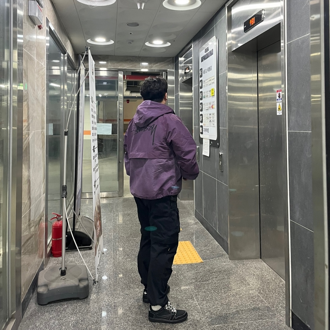 Stussy Wave Dye Beach Shell Jacket Purple, Nike ACG Smith Summit Cargo Pants Black - Asia 착용 스타일