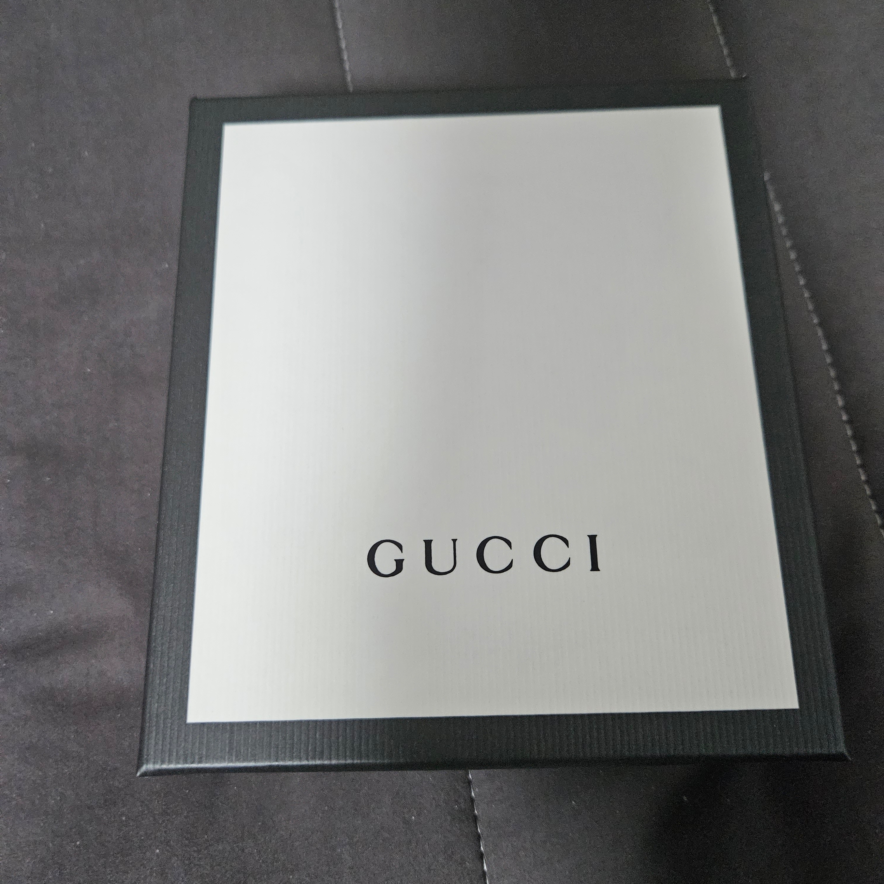 Gucci GG Interlocking Bi-Fold Wallet Black 착용 스타일 - 1