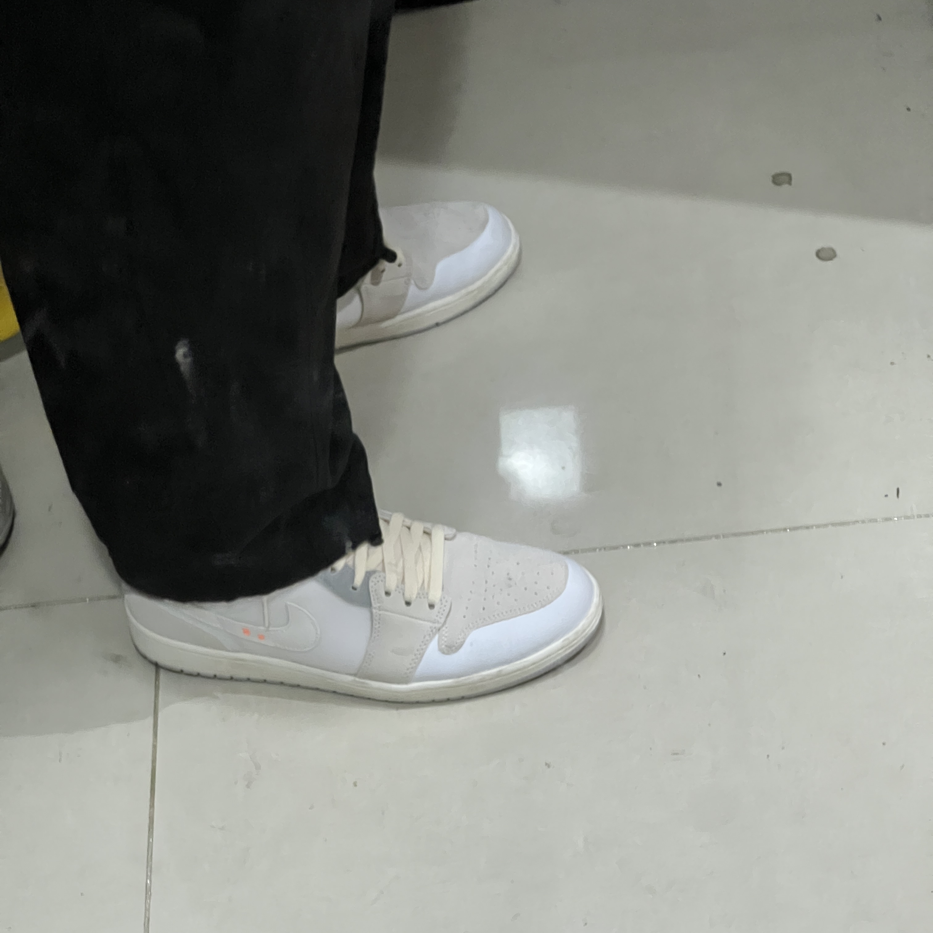 Jordan 1 Mid SE Craft White and Phantom 착용 스타일 - 2