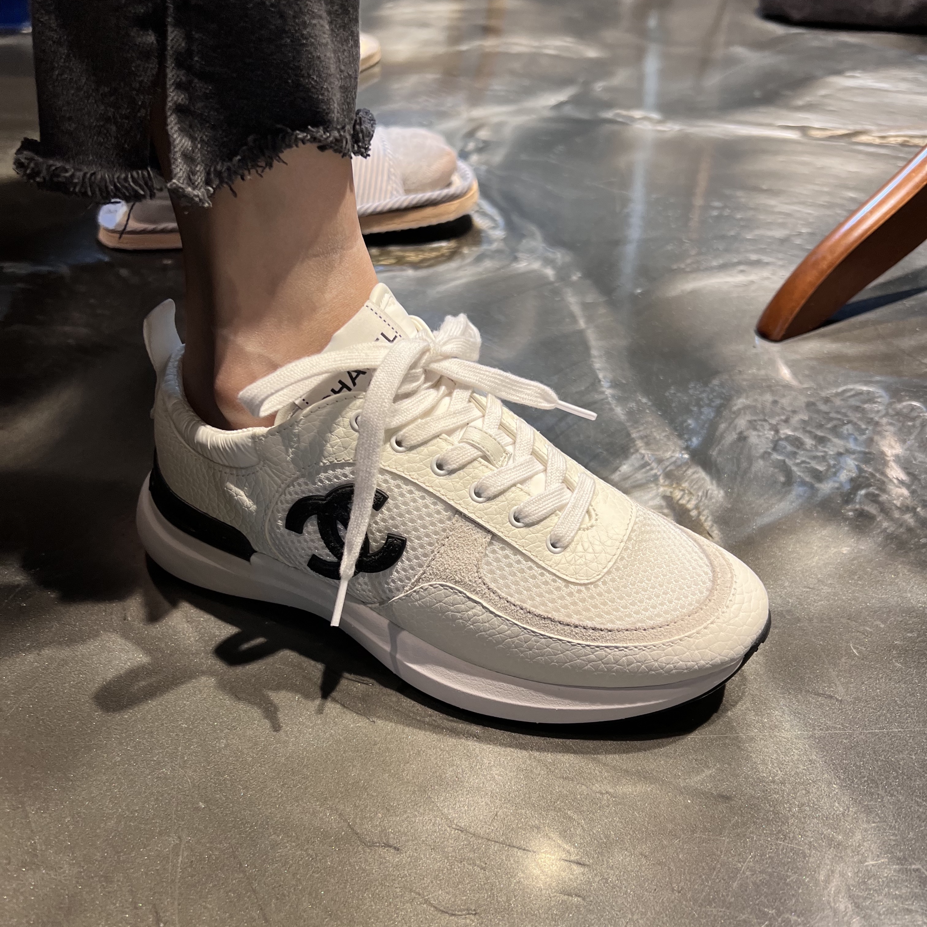 (W) Chanel Sneakers Mesh Suede Calfskin & White 착용 스타일