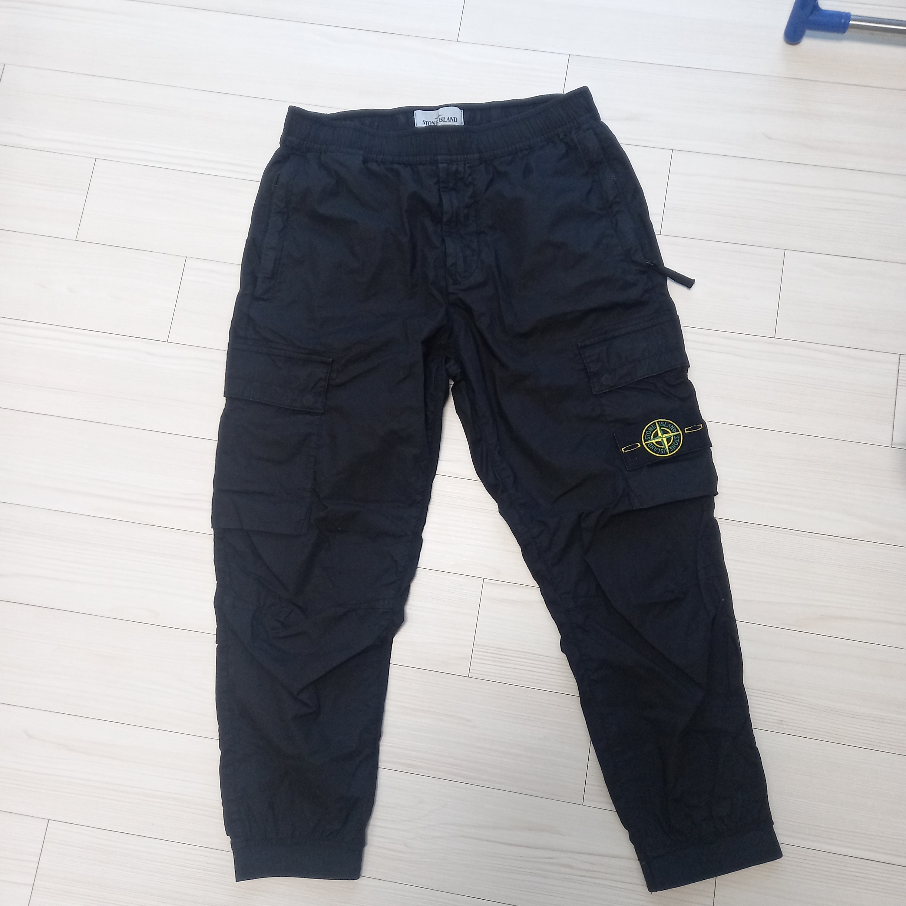Stone Island 31303 Stretch Cotton Tela Paracadute Cargo Pants Black - 22SS 착용 스타일