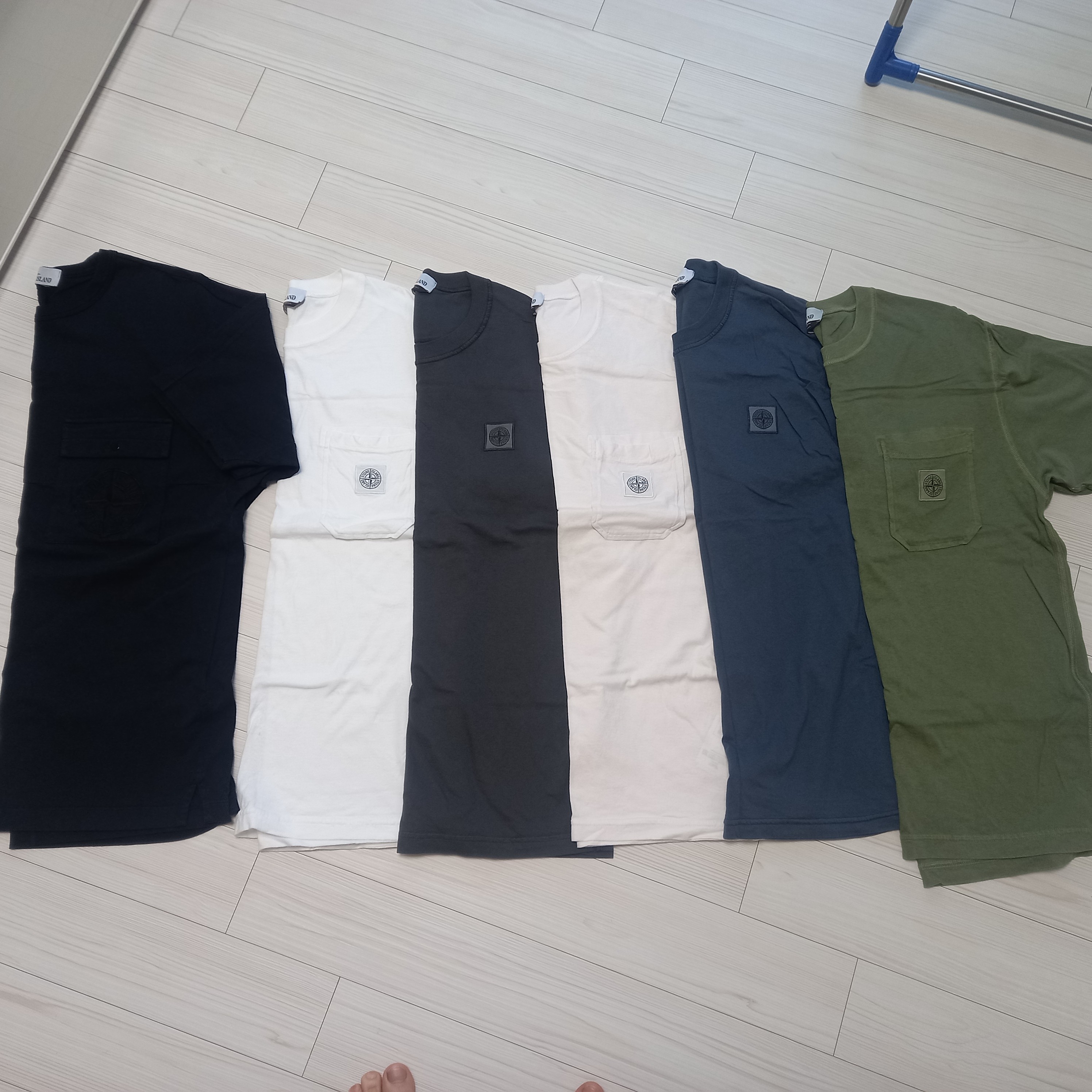 Stone Island 23757 Cotton Jersey Garment Dyed Fissato Treatment Short Sleeve T-Shirt Black - 22SS, Stone Island 23757 Cotton Jersey Garment Dyed Fissato Treatment Short Sleeve T-Shirt Dark Grey - 22SS 착용 스타일