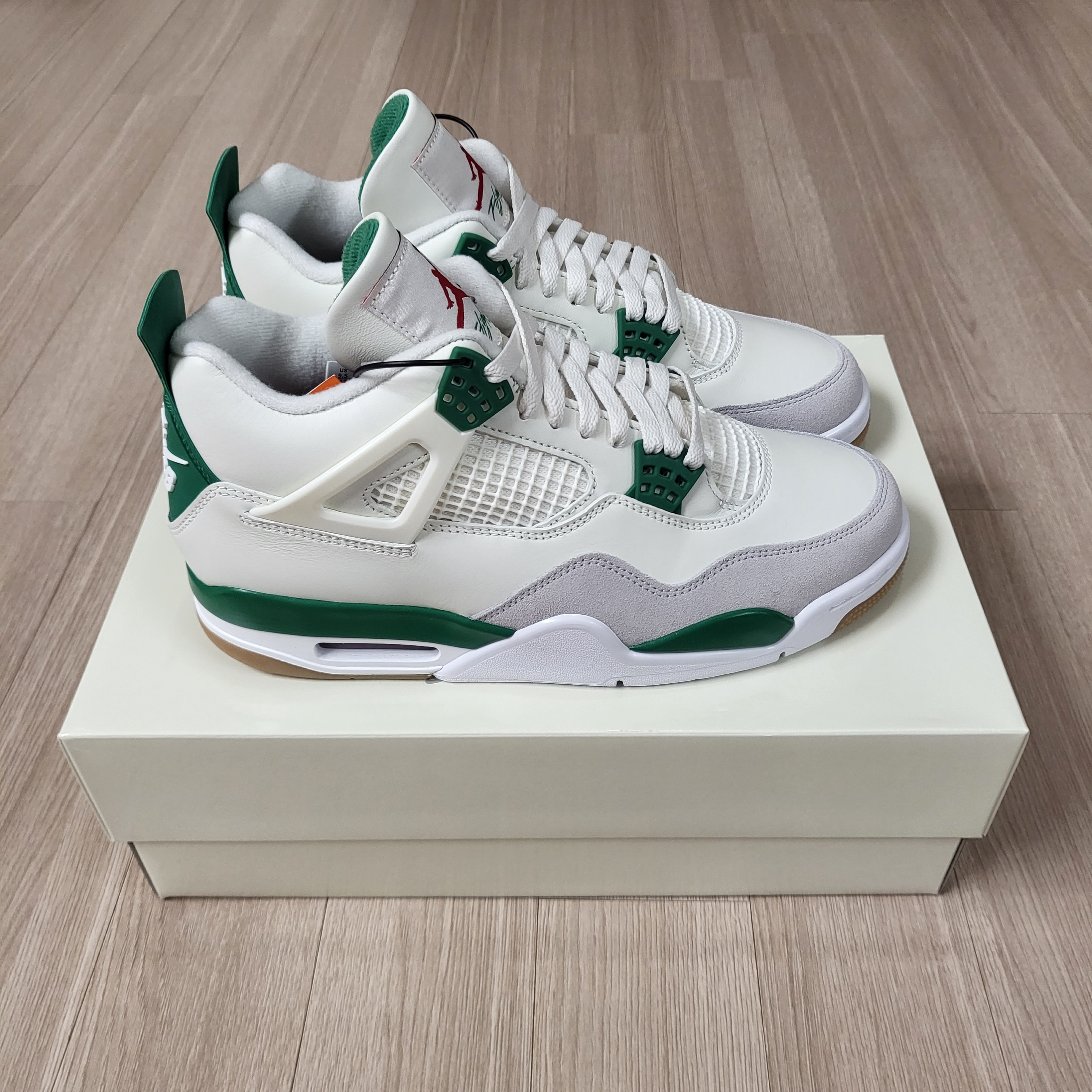 Jordan 4 x Nike SB Retro SP Pine Green 착용 스타일