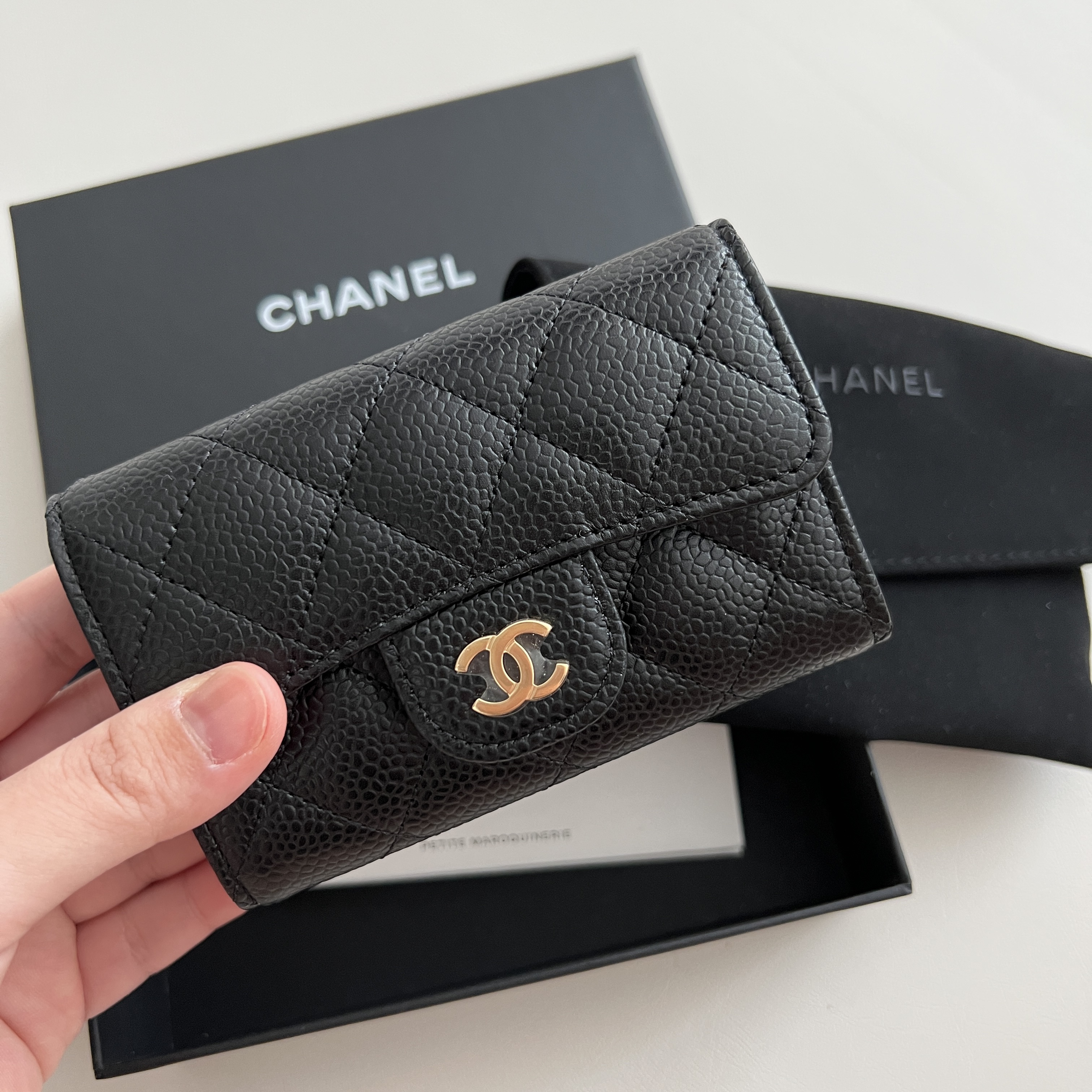 Chanel Classic Card Holder Grained Calfskin & Gold Black 착용 스타일