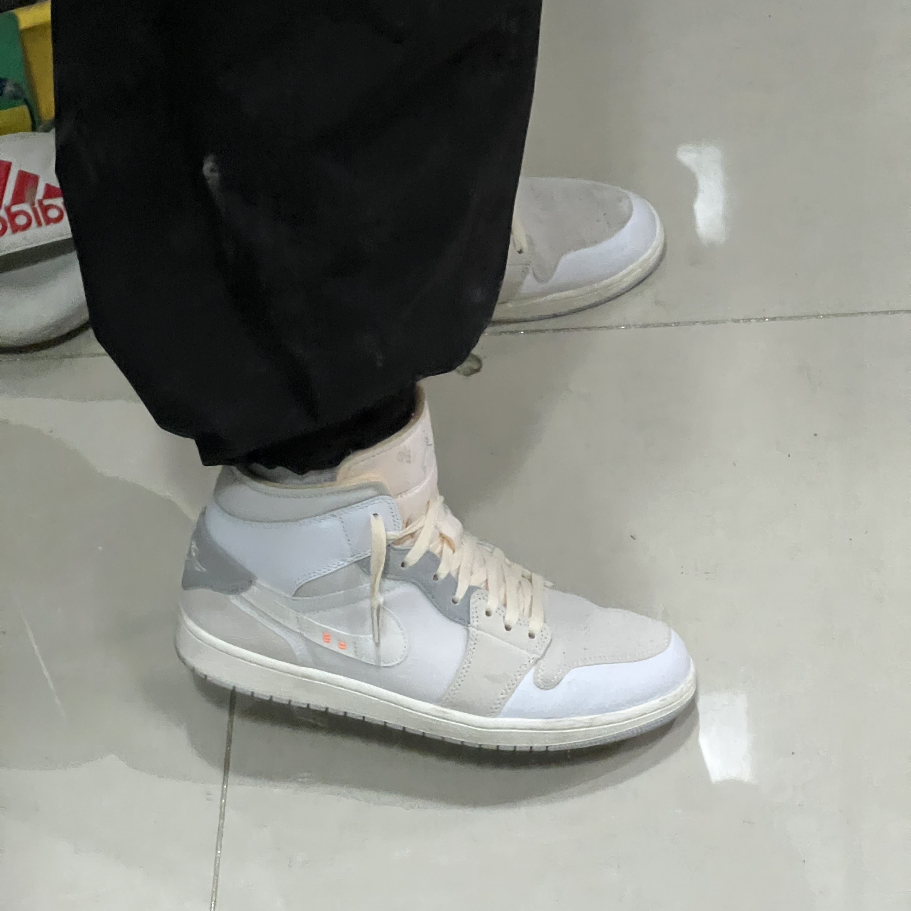 Jordan 1 Mid SE Craft White and Phantom 착용 스타일 - 3