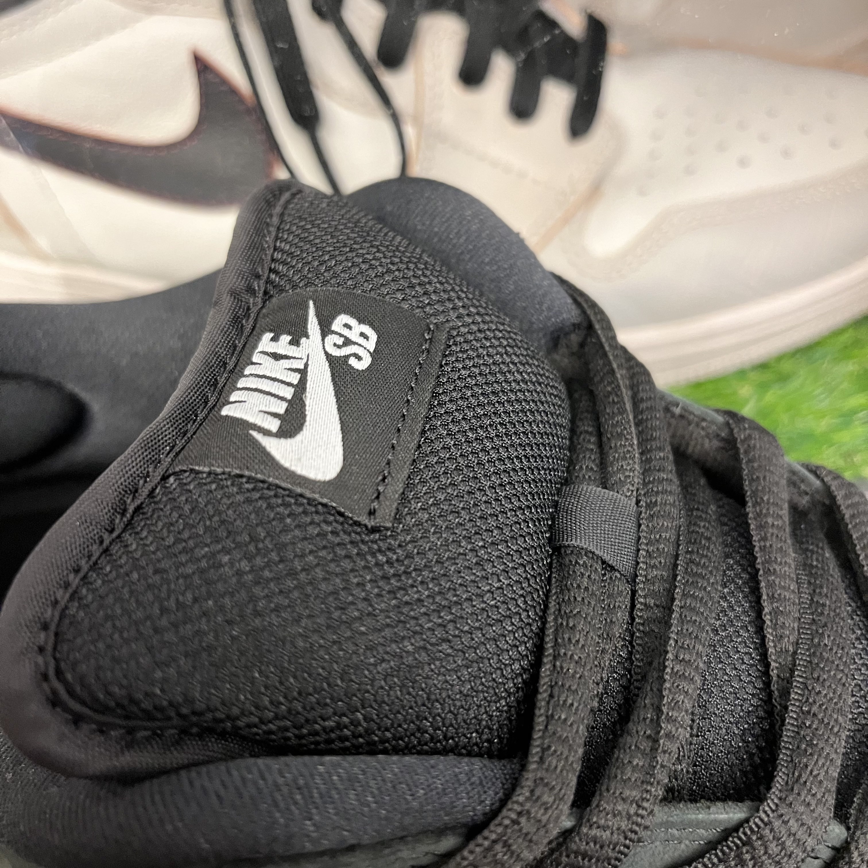 Nike SB Dunk Low Pro Black White 착용 스타일 - 1
