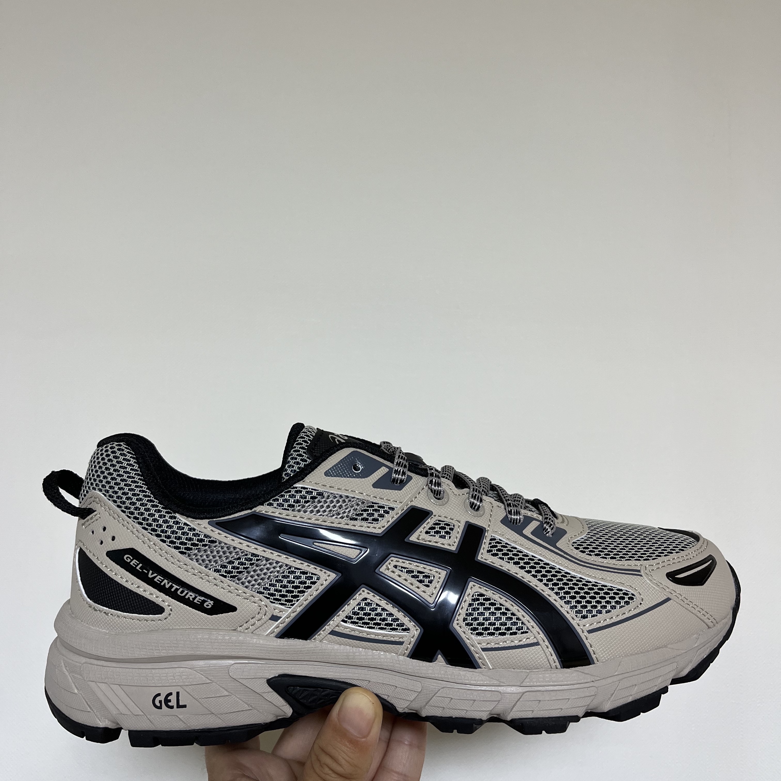 Asics Gel-Venture 6 Feather Grey Black 착용 스타일 - 1