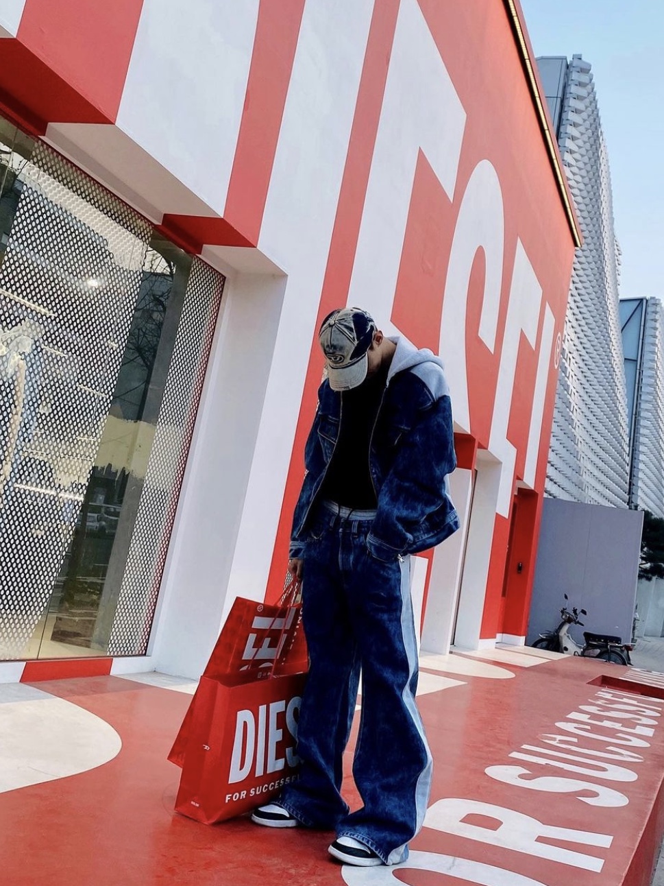 Diesel D-Lill-One Denim and Jersey Hoodie Jacket Medium Blue, Diesel C-Seymon Treated Denim Baseball Cap Blue White 착용 스타일 - 2