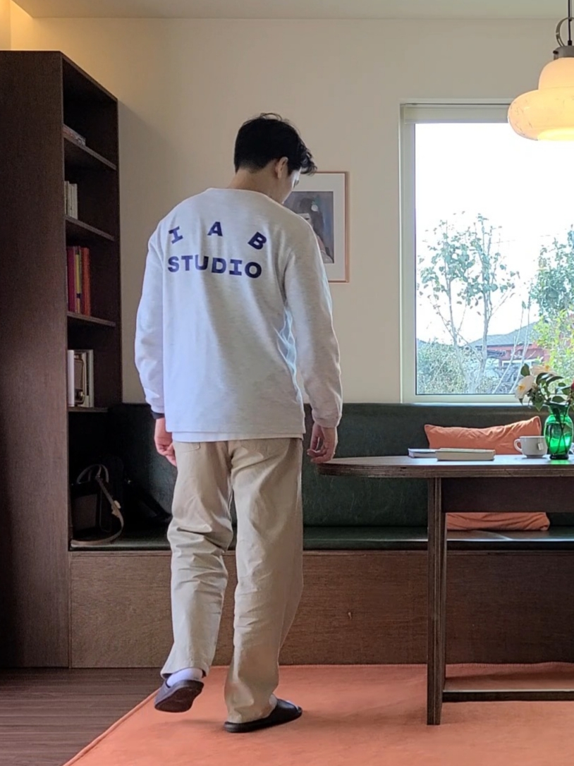 IAB Studio Long Sleeve Light Gray 착용 스타일