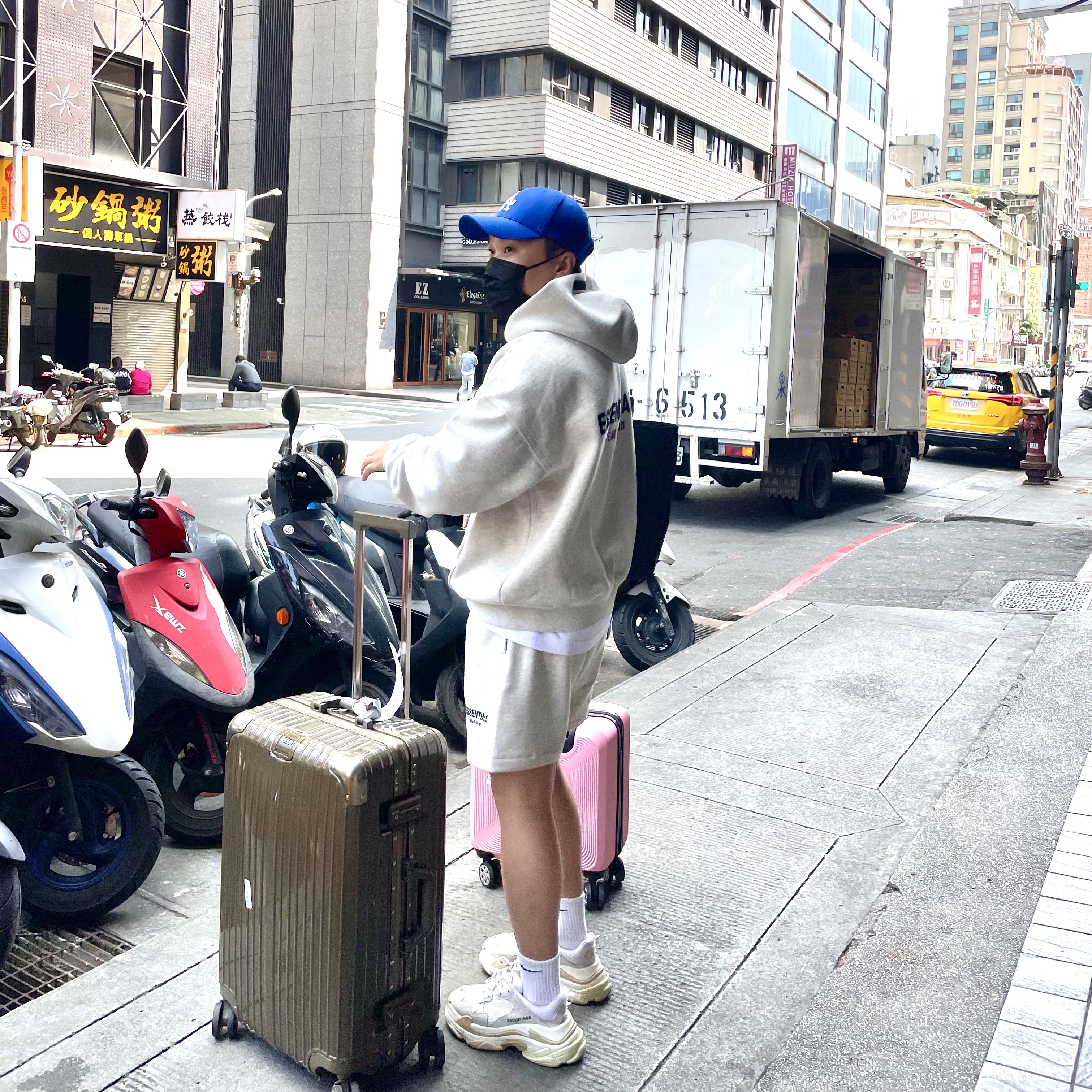 Essentials The Core Collection Sweatshorts Light Oatmeal, Essentials The Core Collection Hoodie Light Oatmeal 착용 스타일 - 1