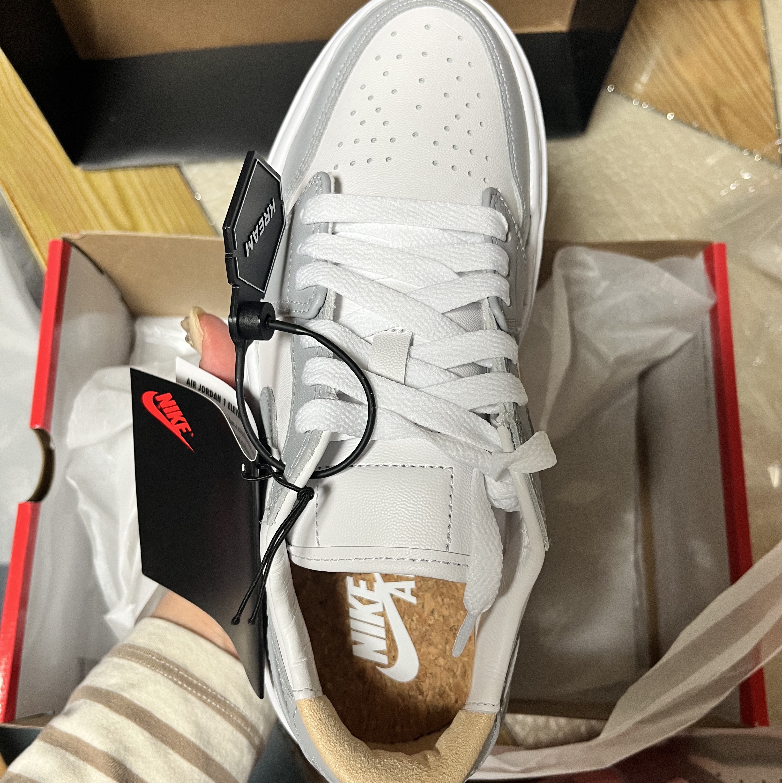 (W) Jordan 1 Elevate Low White and Wolf Grey 착용 스타일 - 3
