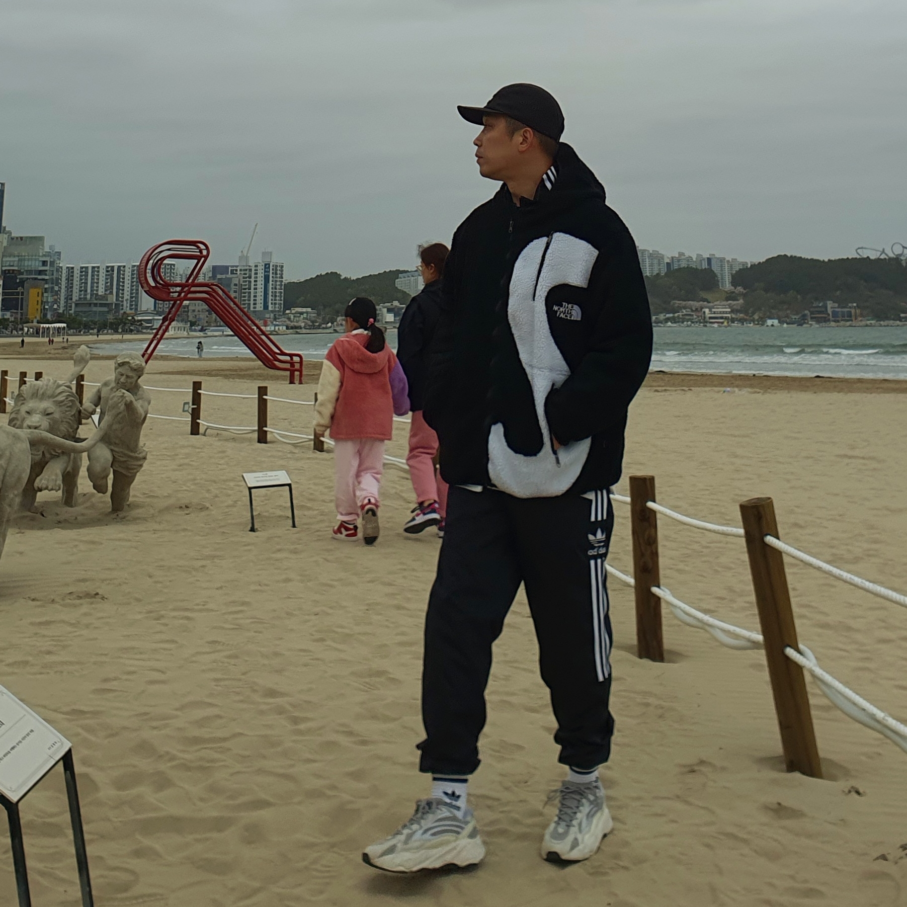 Adidas Yeezy Boost 700 V2 Static 2018, Supreme x The North Face S Logo Hooded Fleece Jacket Black - 20FW 착용 스타일 - 1