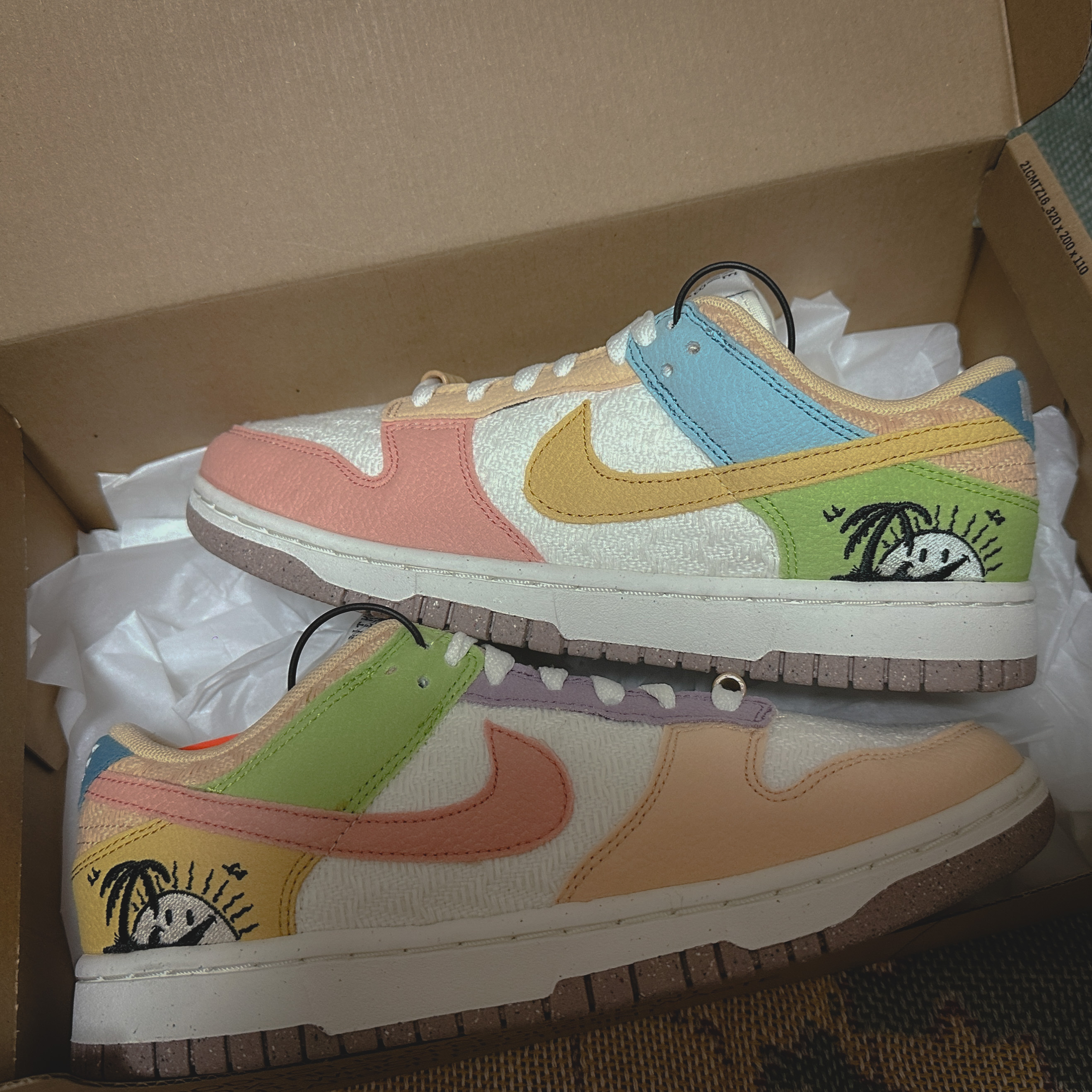 (W) Nike Dunk Low SE Sun Club Sanded Gold 착용 스타일 - 2