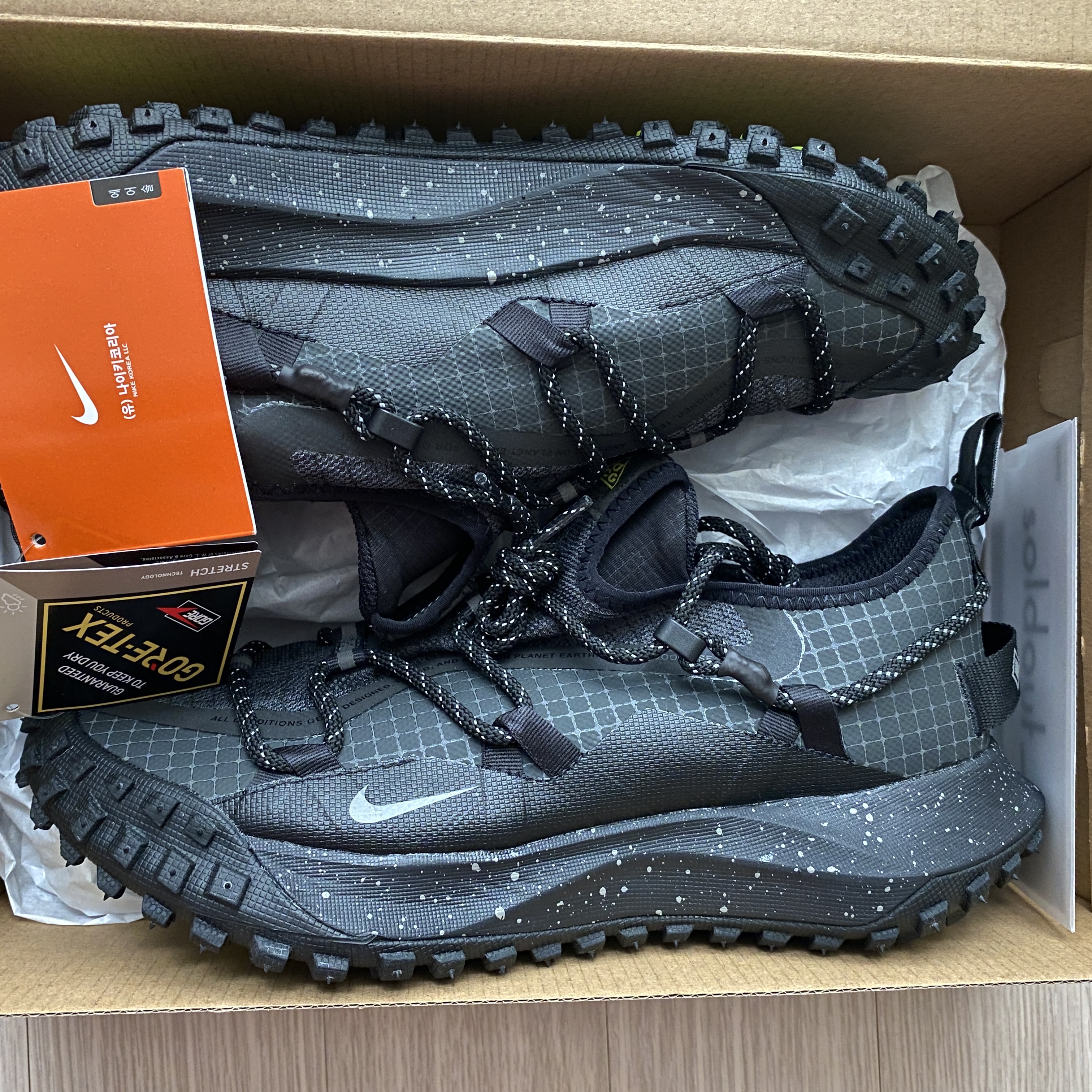 Nike ACG Mountain Fly Low Gore-Tex SE Dark Smoke Grey 착용 스타일 - 1