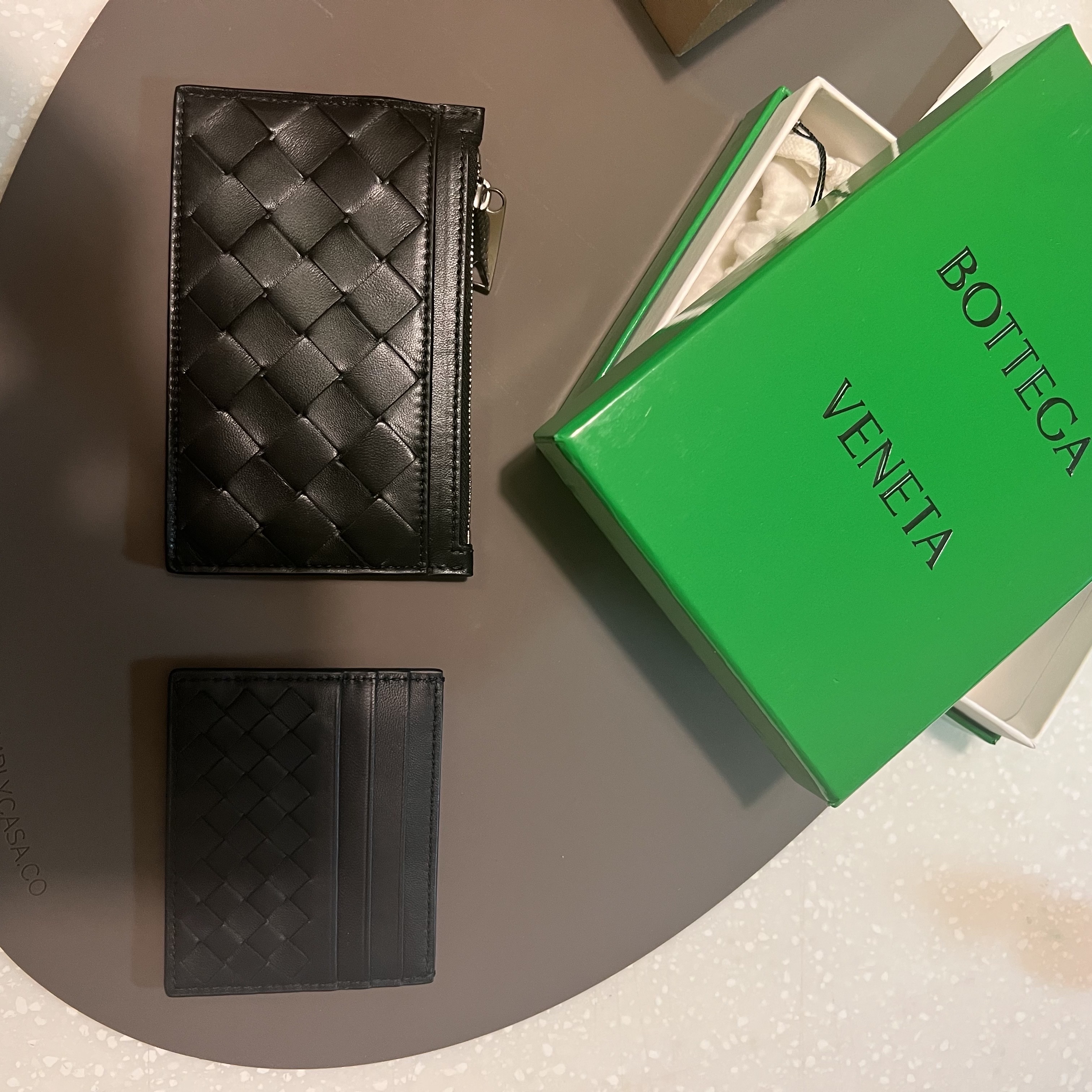 Bottega Veneta Medium Key Pouch Black, Bottega Veneta Credit Card Case Navy 착용 스타일 - 1
