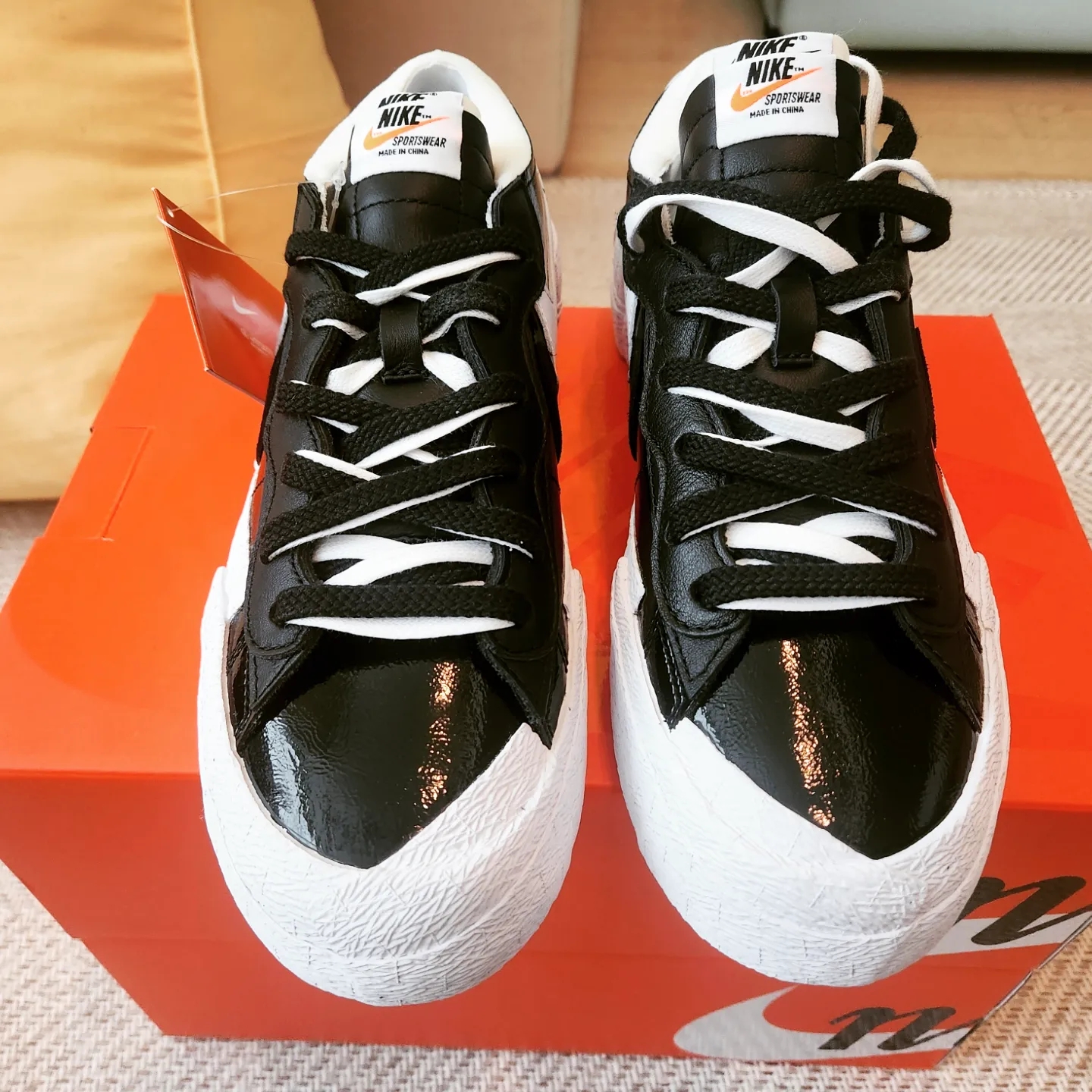 Nike x Sacai Blazer Low Black Patent Leather 착용 스타일 - 3