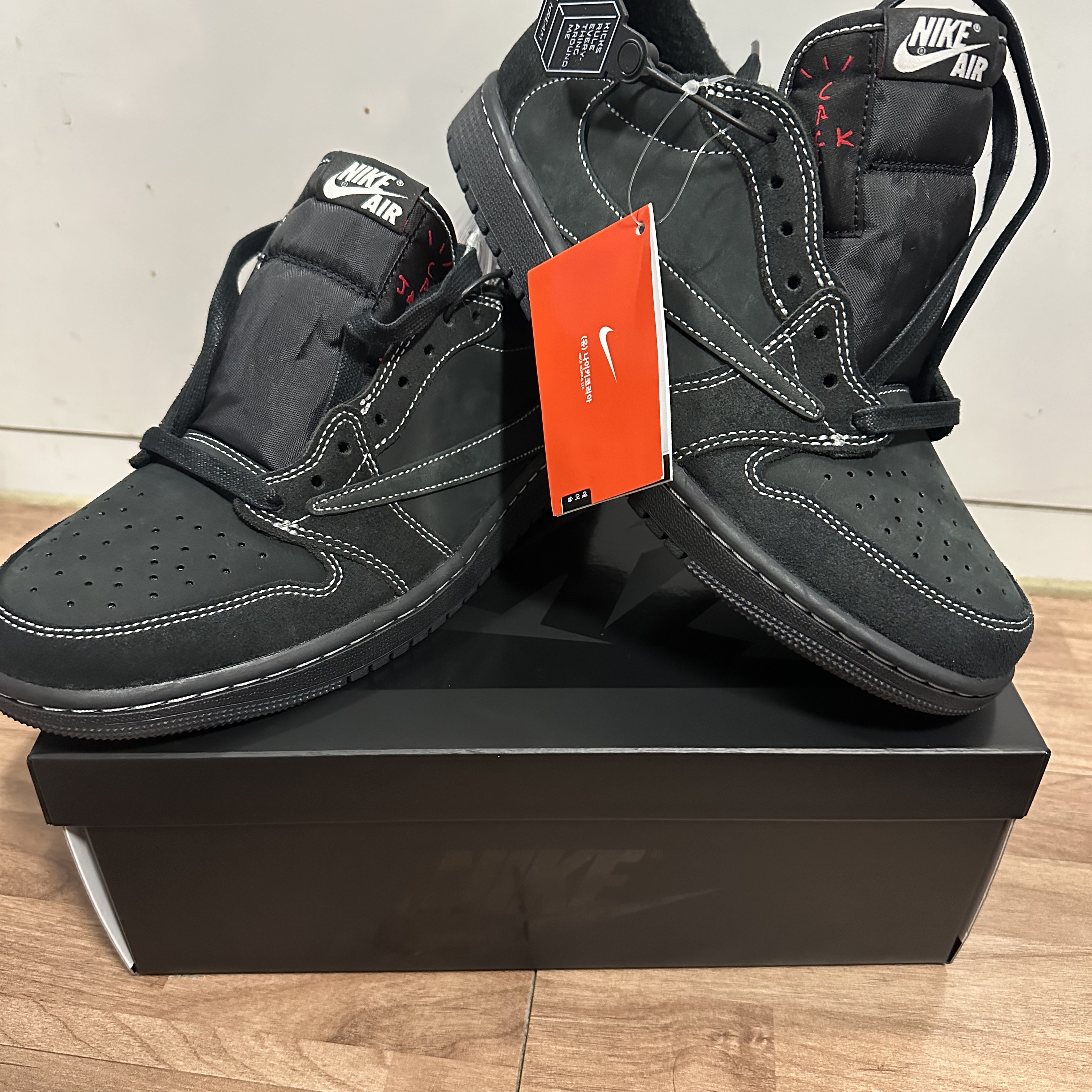 Jordan 1 x Travis Scott Retro Low OG SP Black Phantom 착용 스타일 - 1