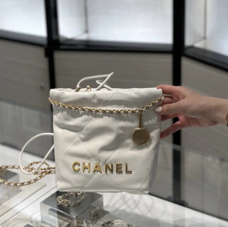 Chanel 22 Mini Handbag Shiny Calfskin & Gold White 착용 스타일 - 1
