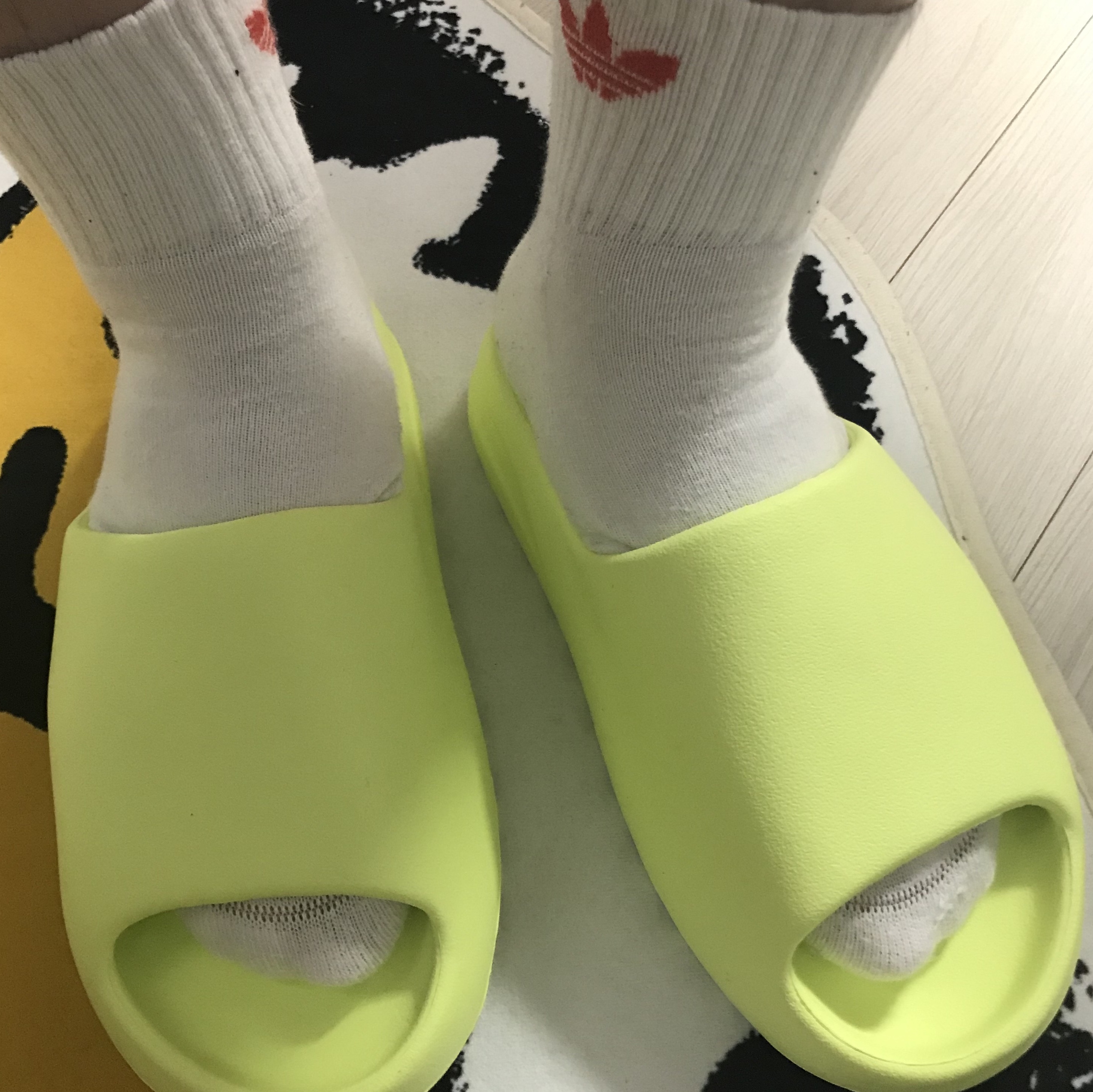 Adidas Yeezy Slide Glow Green 2022/2023 착용 스타일