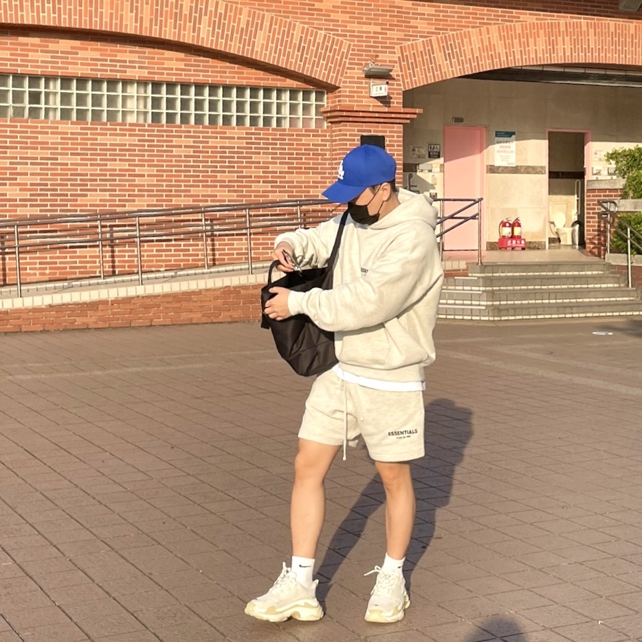 Essentials The Core Collection Sweatshorts Light Oatmeal, Essentials The Core Collection Hoodie Light Oatmeal 착용 스타일 - 3