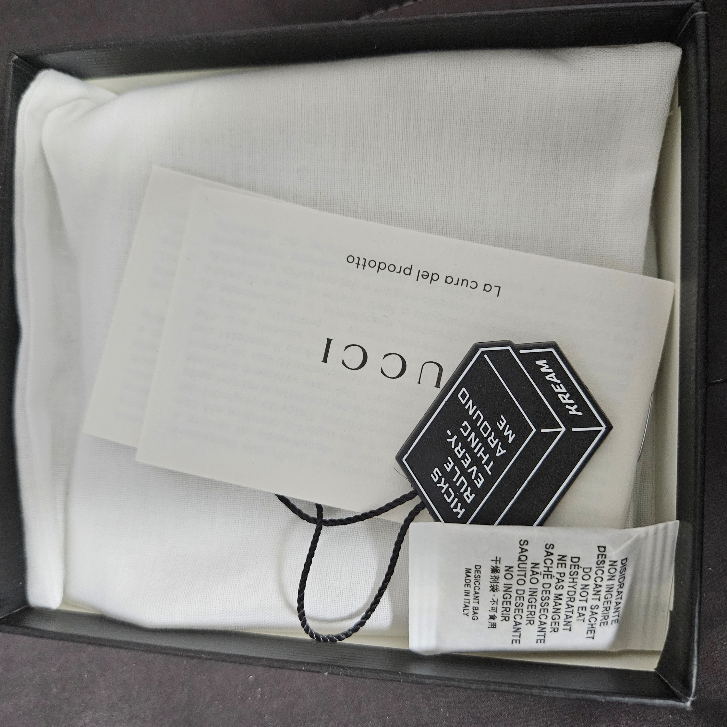 Gucci GG Interlocking Bi-Fold Wallet Black 착용 스타일 - 2