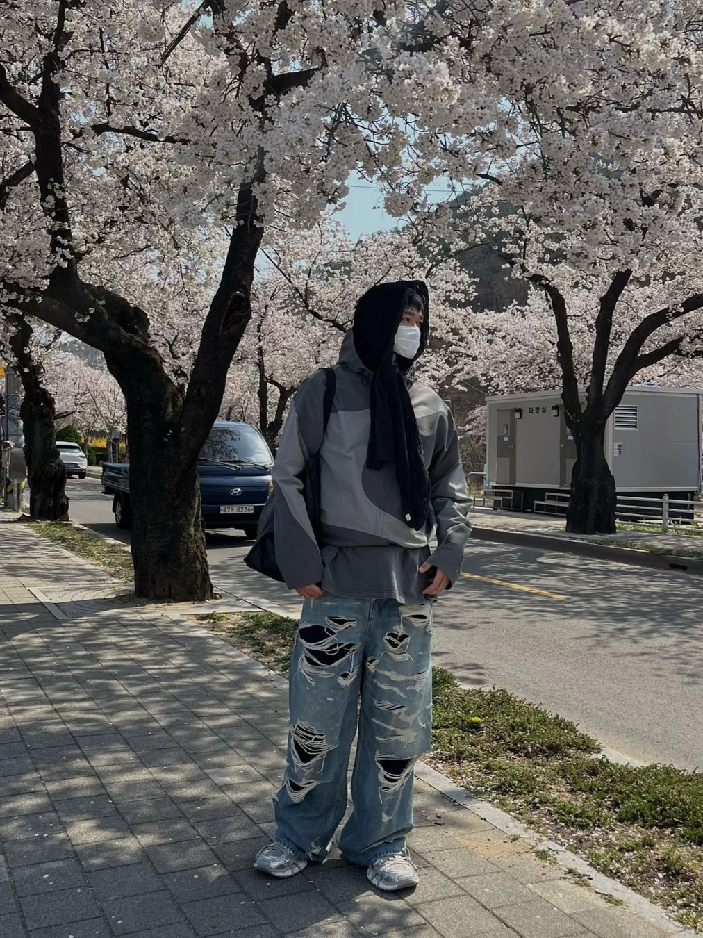 [KREAM 단독] AOP x Side Service Uzumaki Track Jacket Grey Charcoal, (W) Balenciaga 3XL Sneakers Light Beige 착용 스타일 - 1