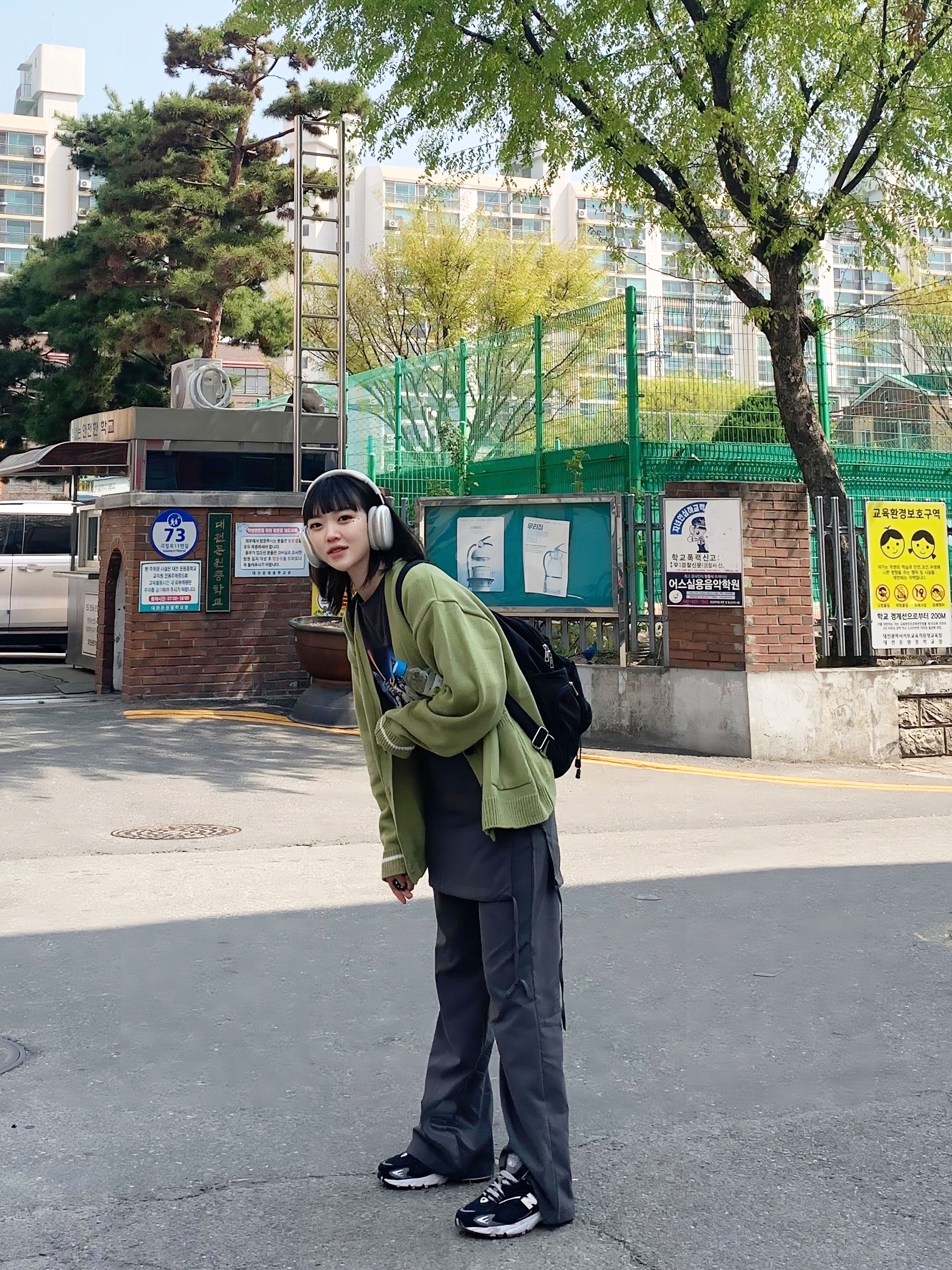 New Balance 725 Black, Apple AirPods Max Lightning Silver (Korean Ver.) 착용 스타일 - 2