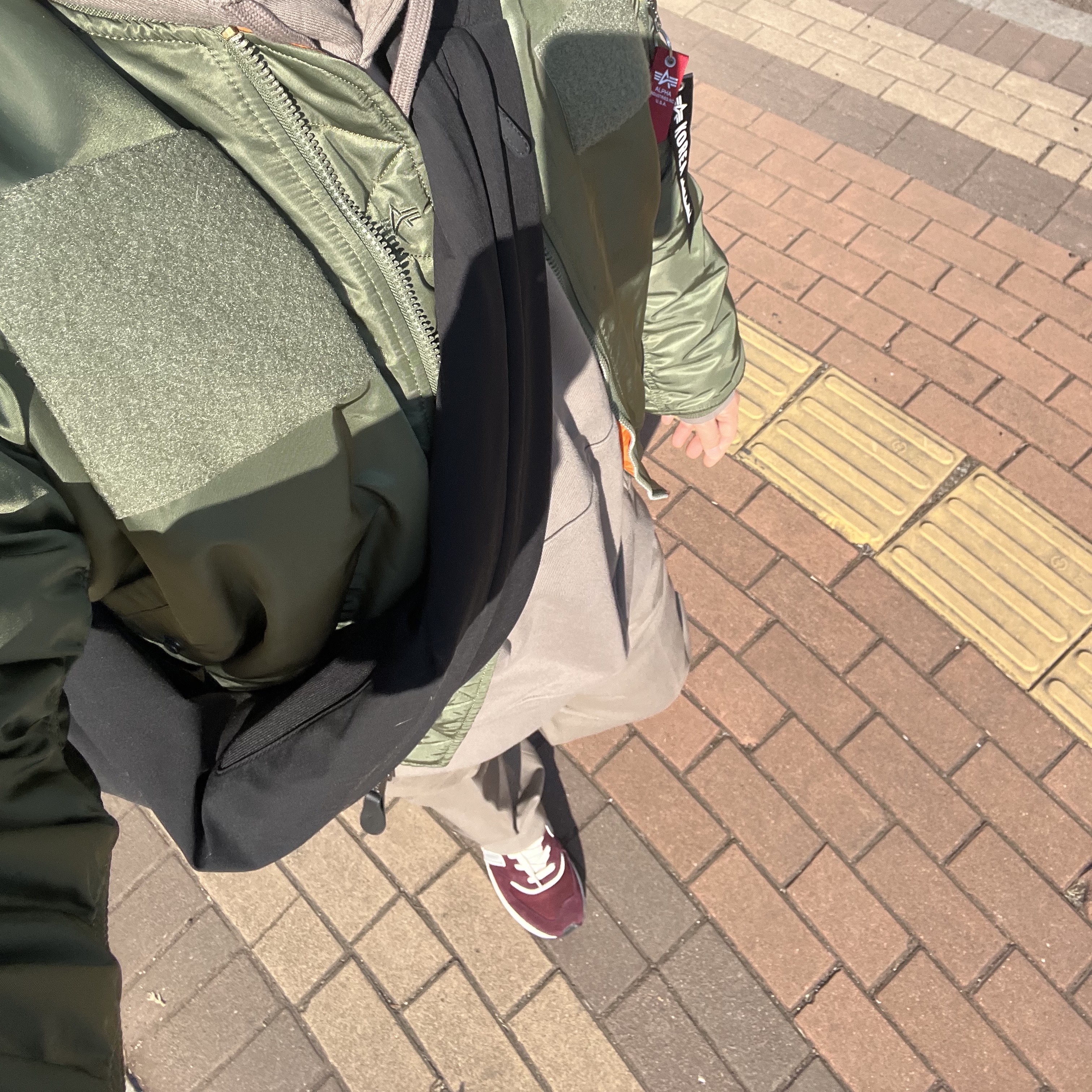 New Balance 574 Legacy Burgundy, Yeezy Gap Engineered By Balenciaga Snake Bag Black 착용 스타일