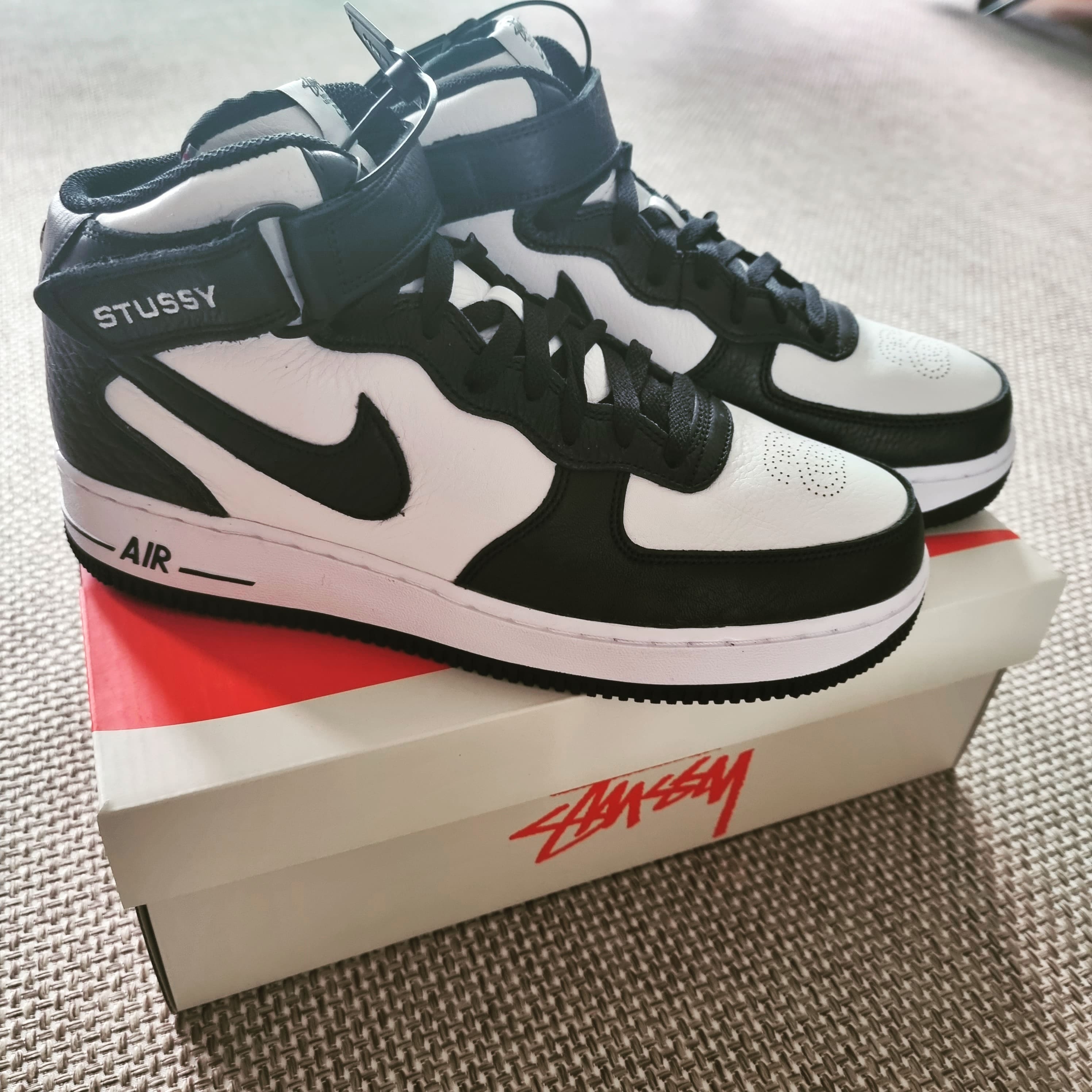 Nike x Stussy Air Force 1 '07 Mid SP Black and Light Bone 착용 스타일