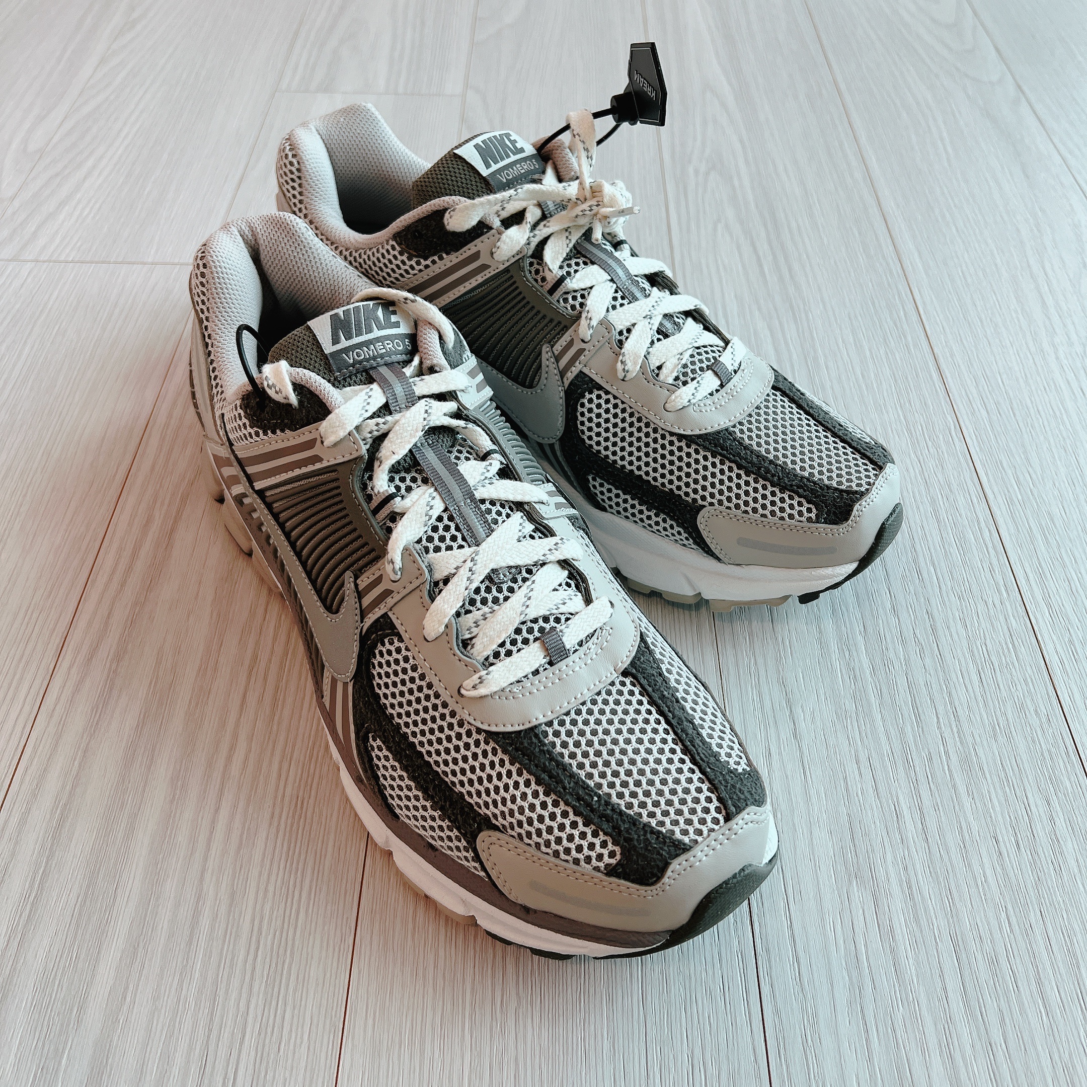 Nike Zoom Vomero 5 PRM Light Iron Ore and Flat Fewter 착용 스타일