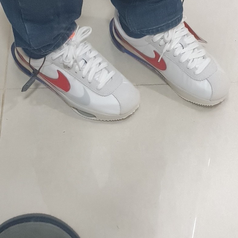 Nike x Sacai Zoom Cortez SP White and University Red 착용 스타일 - 2
