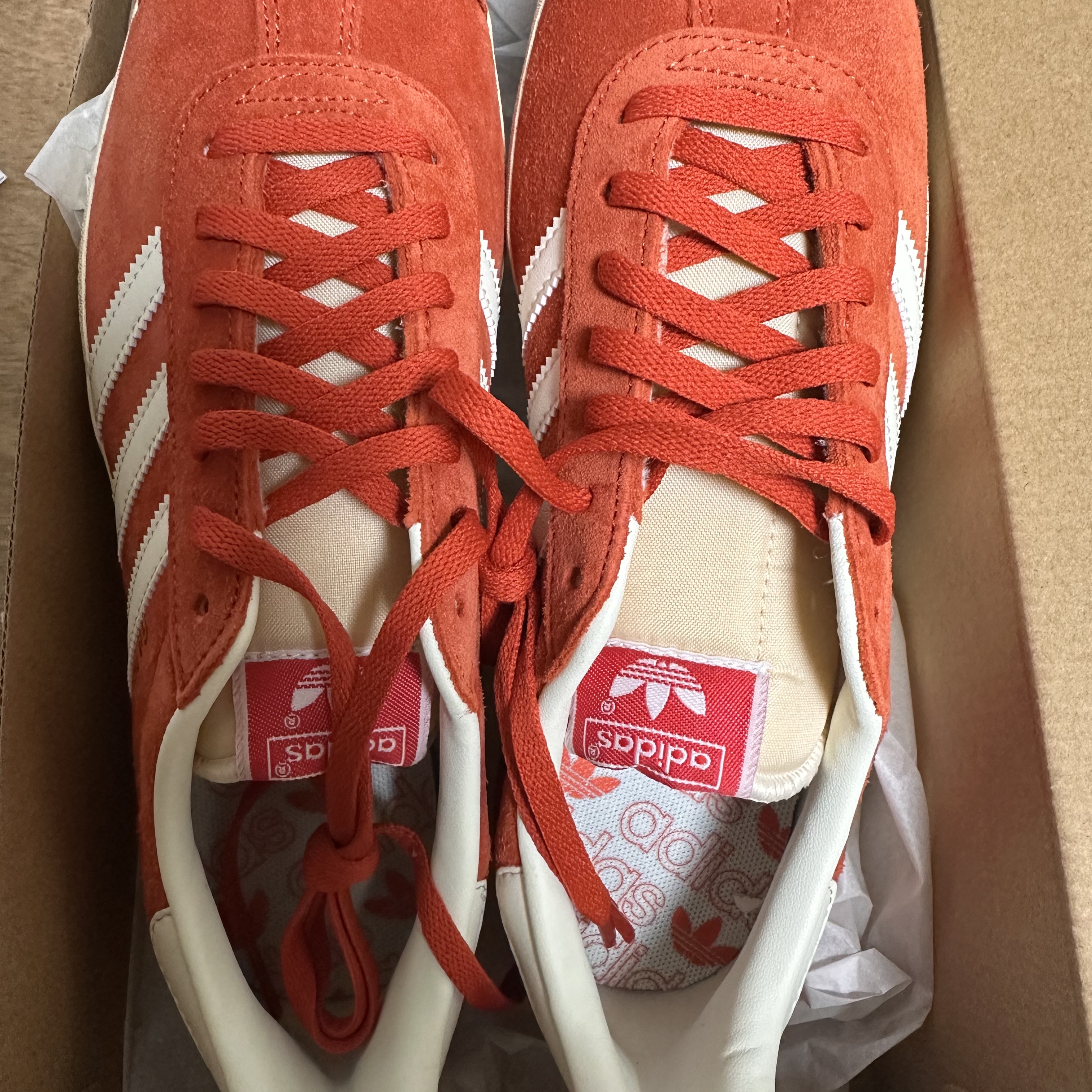 Adidas Gazelle Preloved Red Off White 착용 스타일