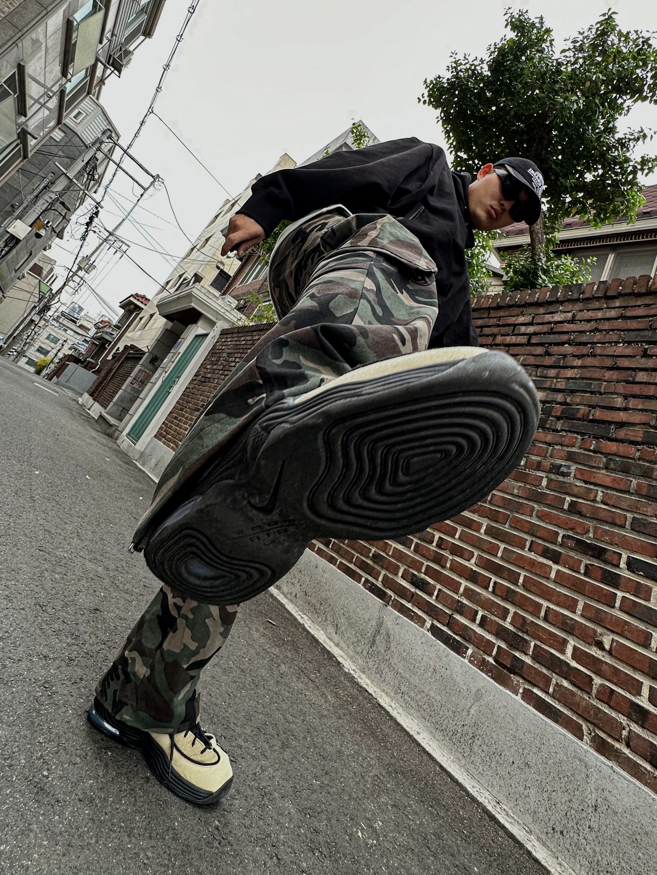 Nike x Stussy Air Penny II Rattan and Limestone 착용 스타일 - 2