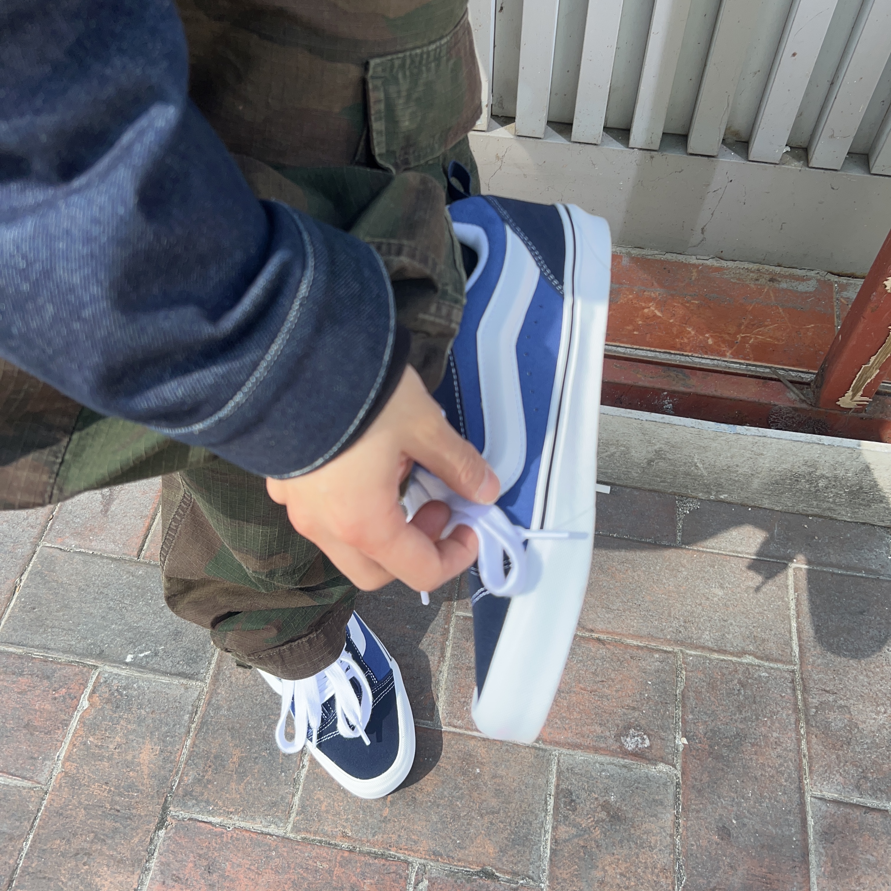 Vans Knu-Skool Navy True White 착용 스타일 - 2