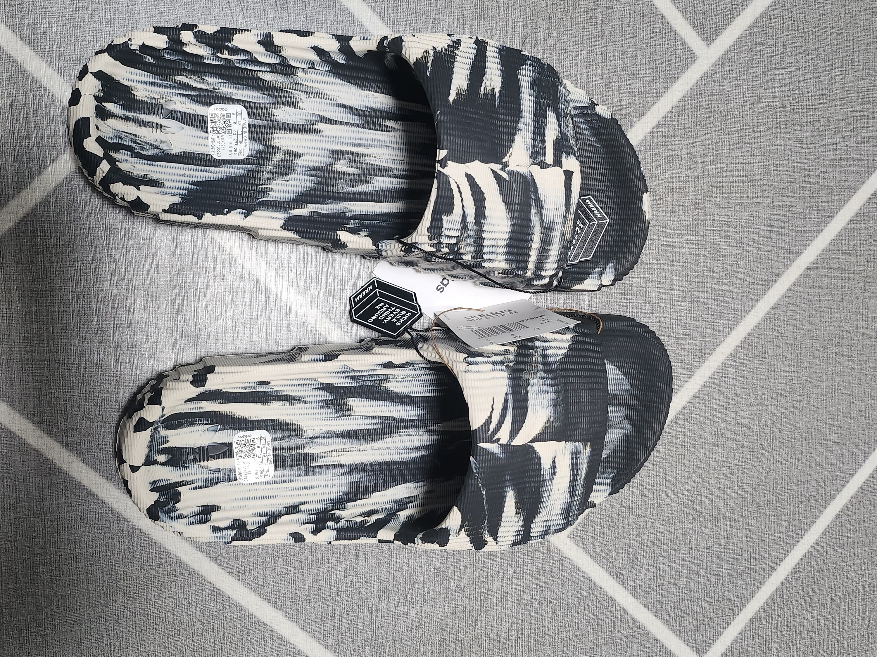 Adidas Adilette 22 Carbon Aluminium 착용 스타일