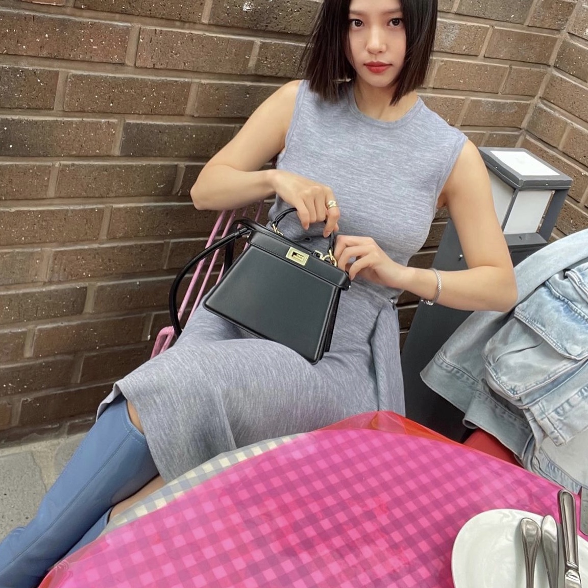 Fendi Peekaboo Iseeu Padded Nappa Leather Petite Bag Black 착용 스타일 - 3