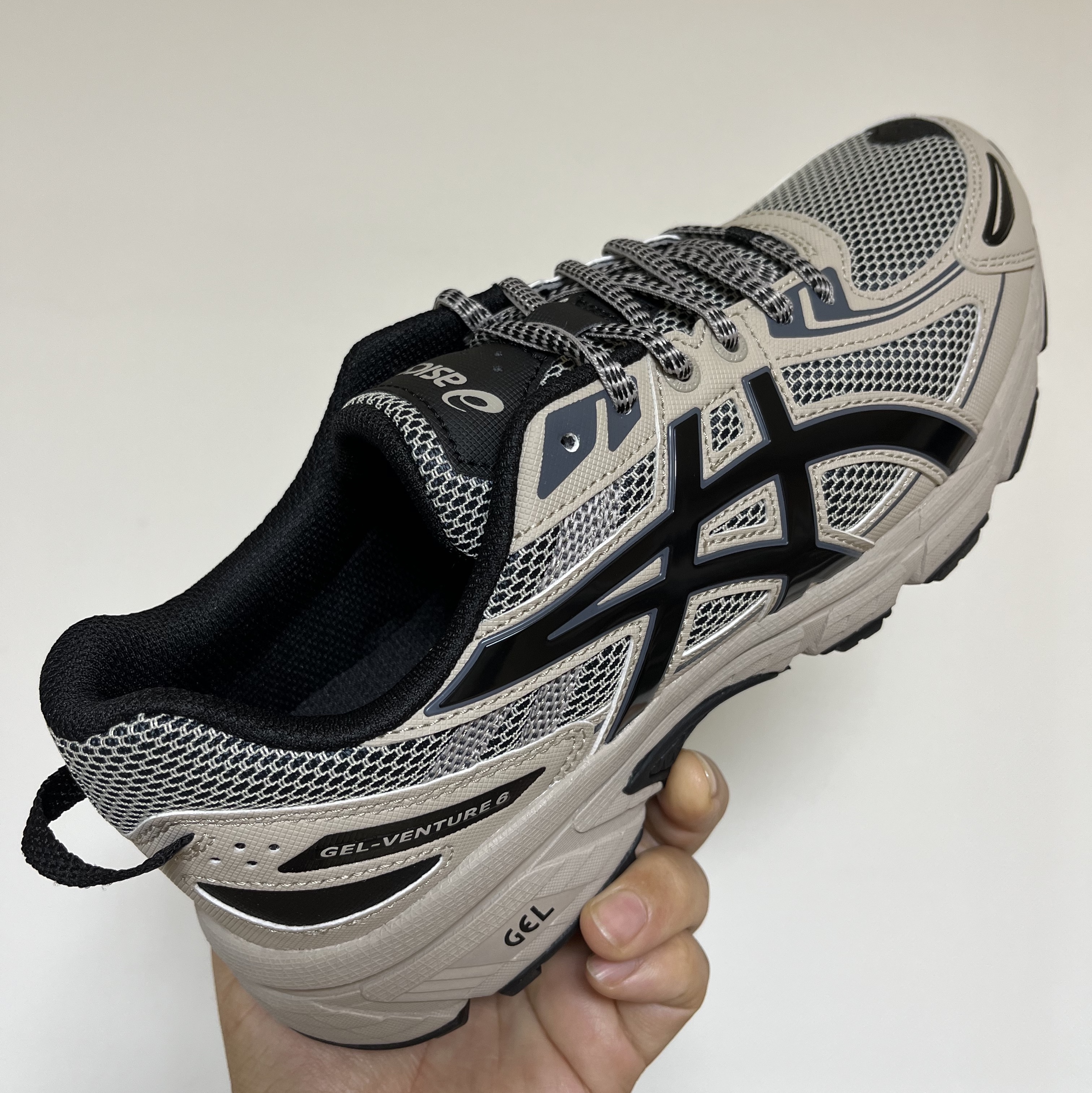 Asics Gel-Venture 6 Feather Grey Black 착용 스타일 - 2
