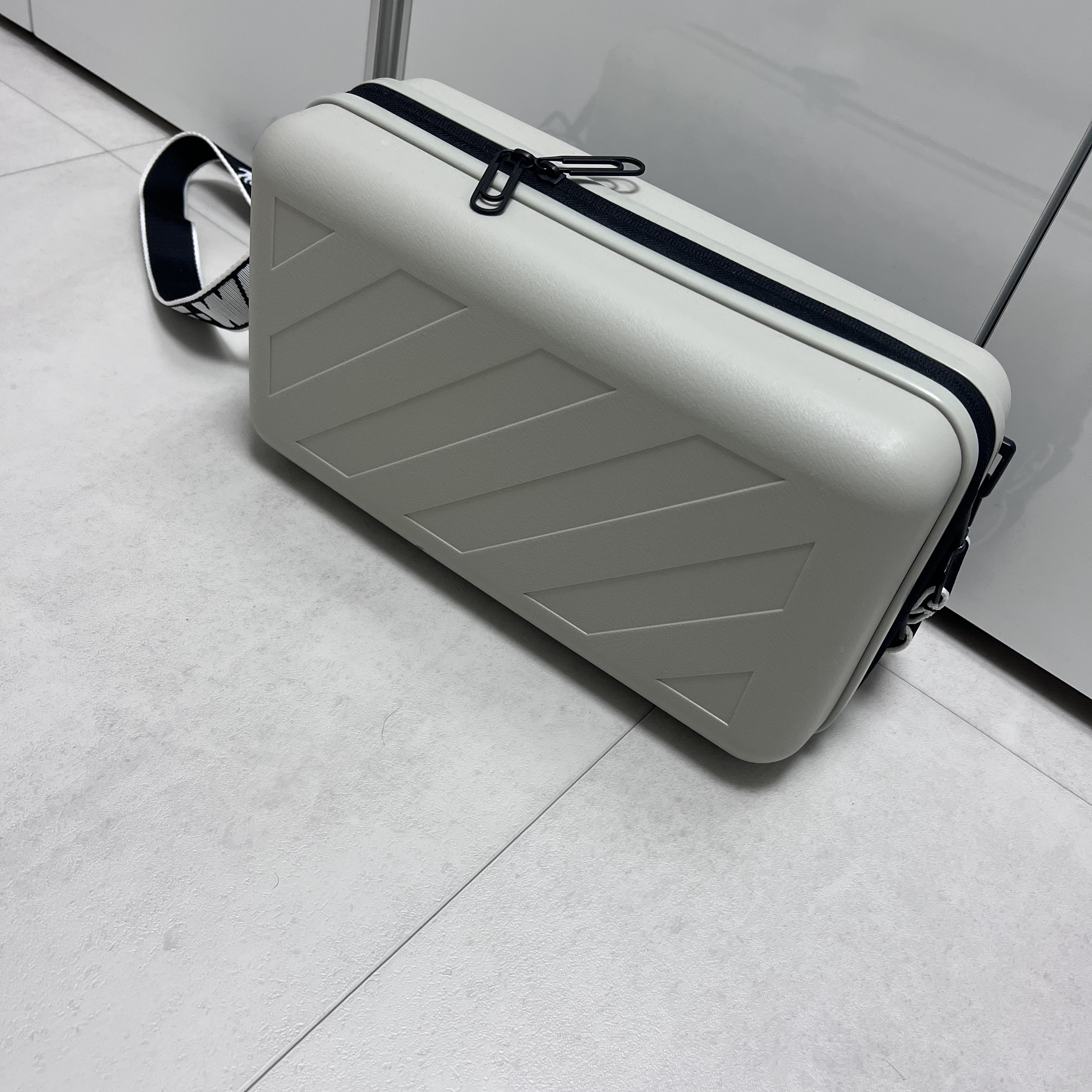 Off-White x Amore Pacific Protection Box (Without Cosmetics) 착용 스타일 - 3