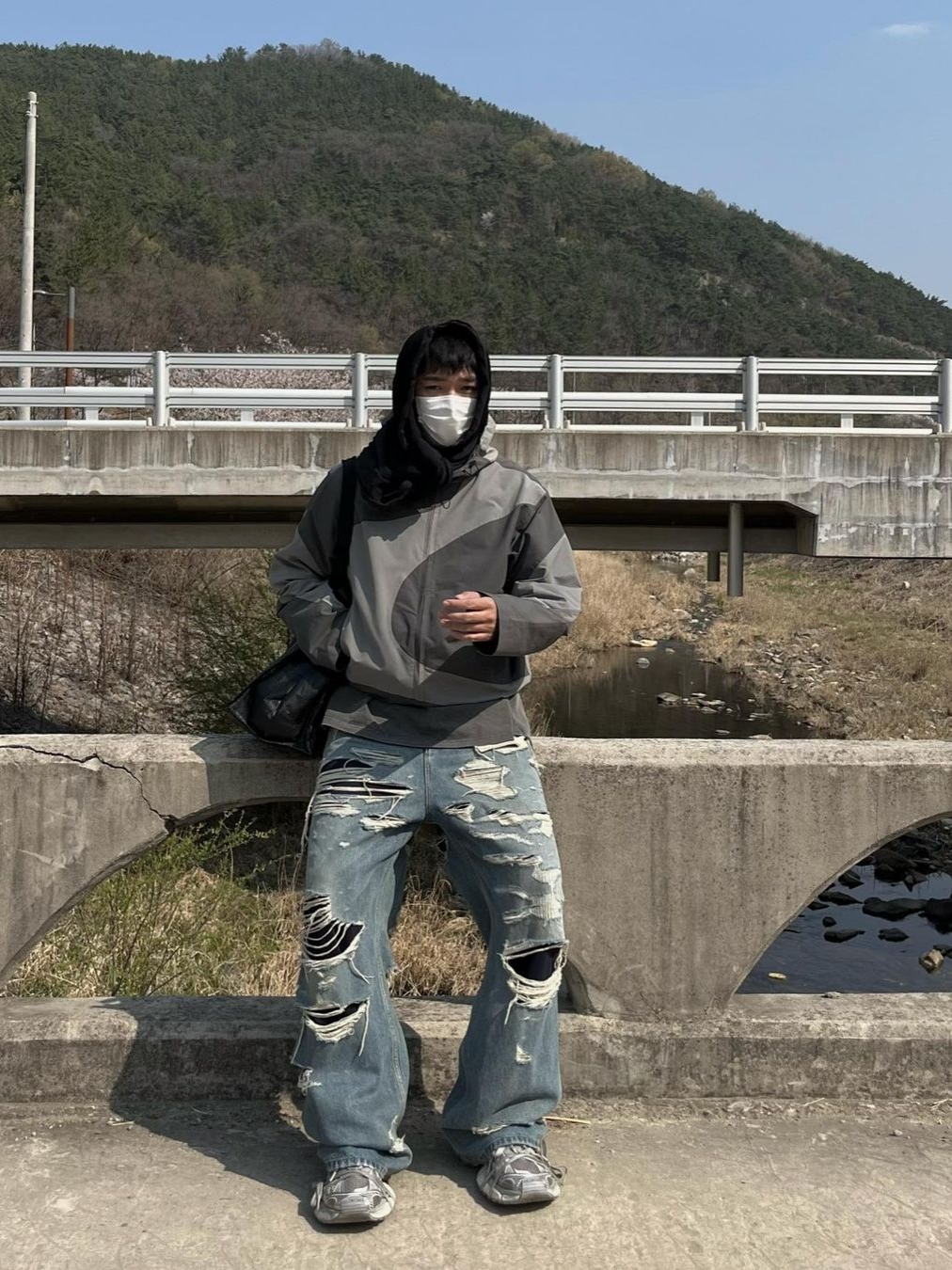 [KREAM 단독] AOP x Side Service Uzumaki Track Jacket Grey Charcoal, (W) Balenciaga 3XL Sneakers Light Beige 착용 스타일 - 4
