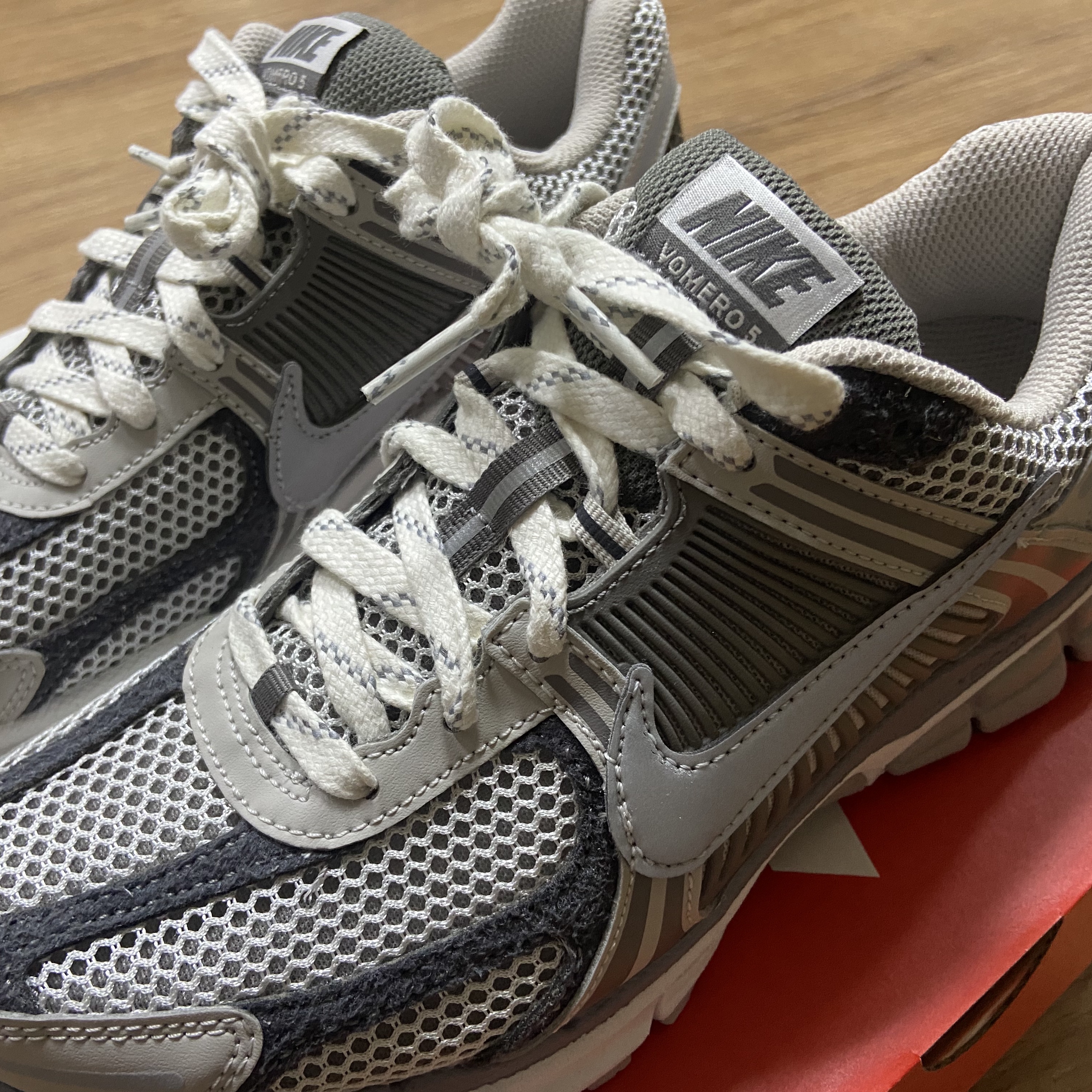 Nike Zoom Vomero 5 PRM Light Iron Ore and Flat Fewter 착용 스타일