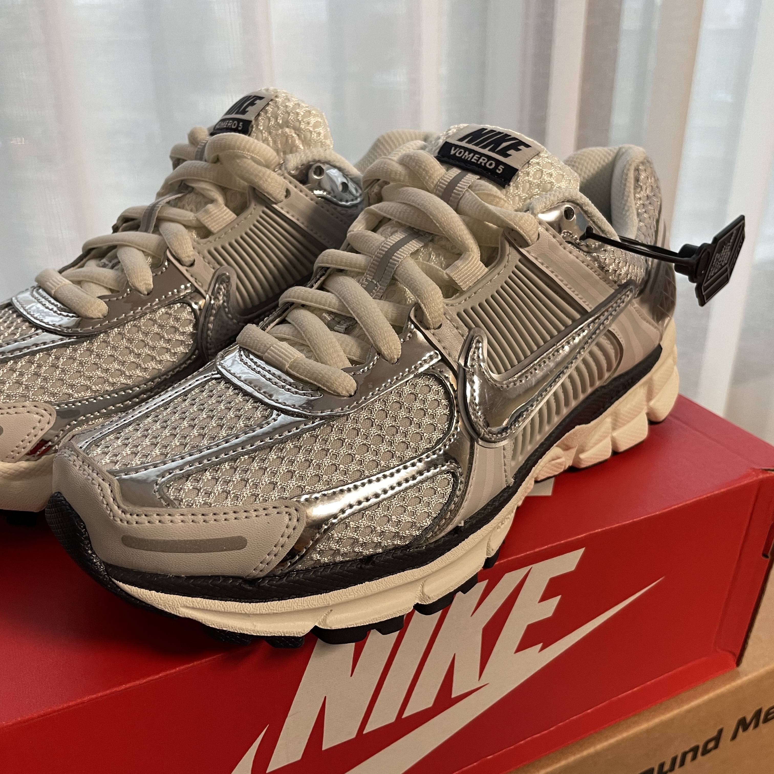 (W) Nike Zoom Vomero 5 Photon Dust and Metallic Silver 착용 스타일