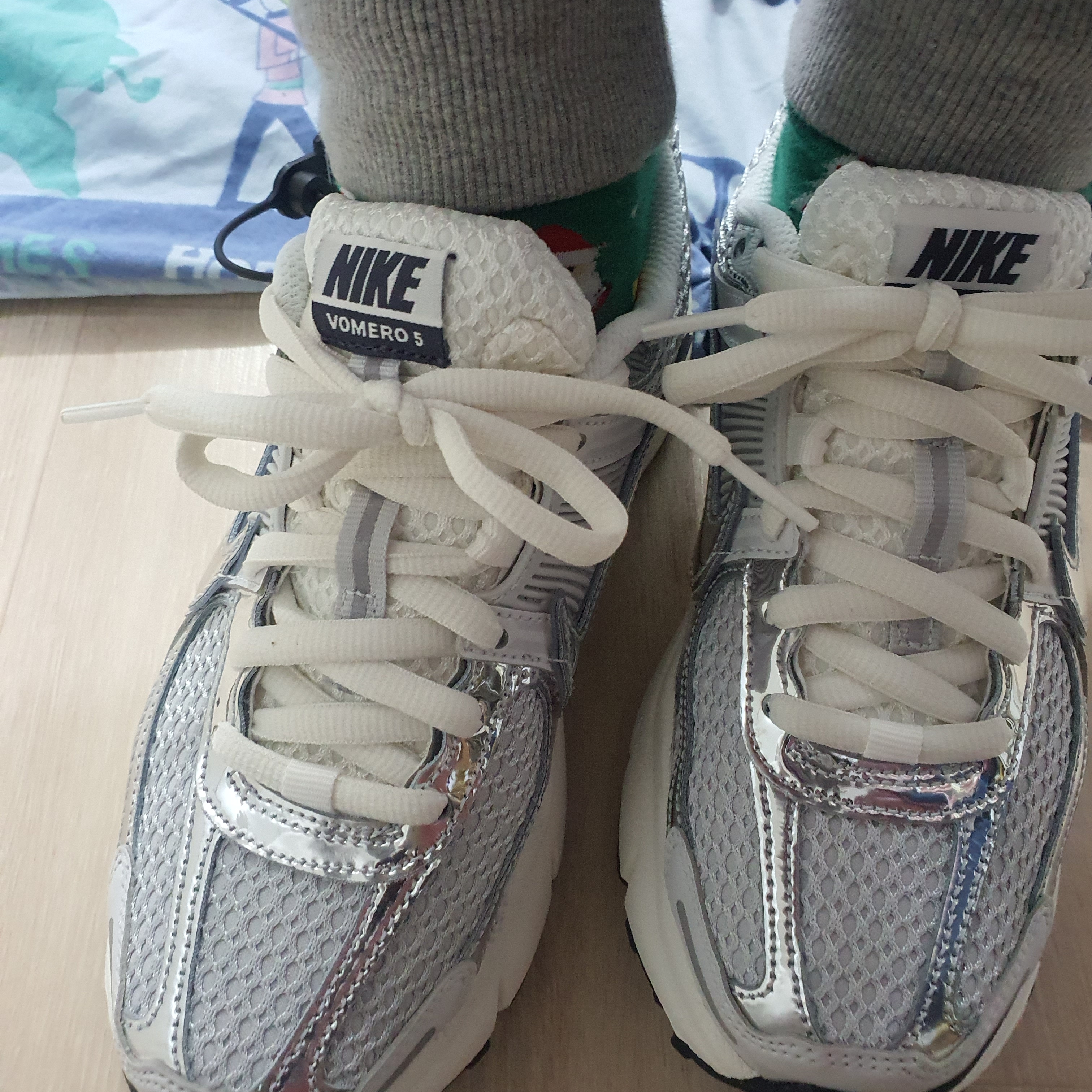 (W) Nike Zoom Vomero 5 Photon Dust and Metallic Silver 착용 스타일 - 3
