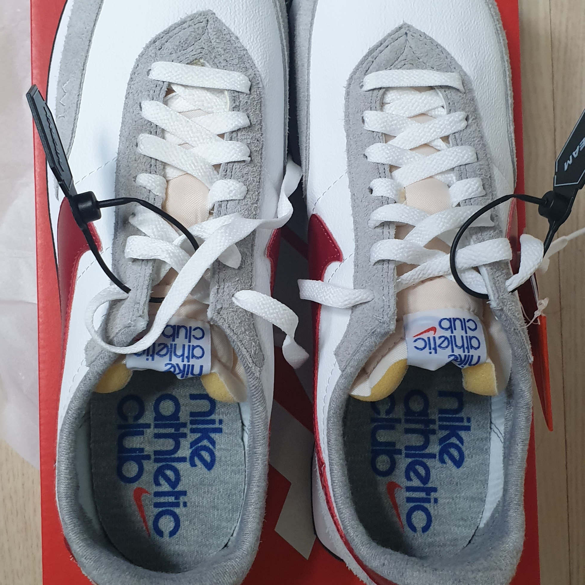 Nike Waffle Trainer 2 Light Smoke Grey Gym Red 착용 스타일