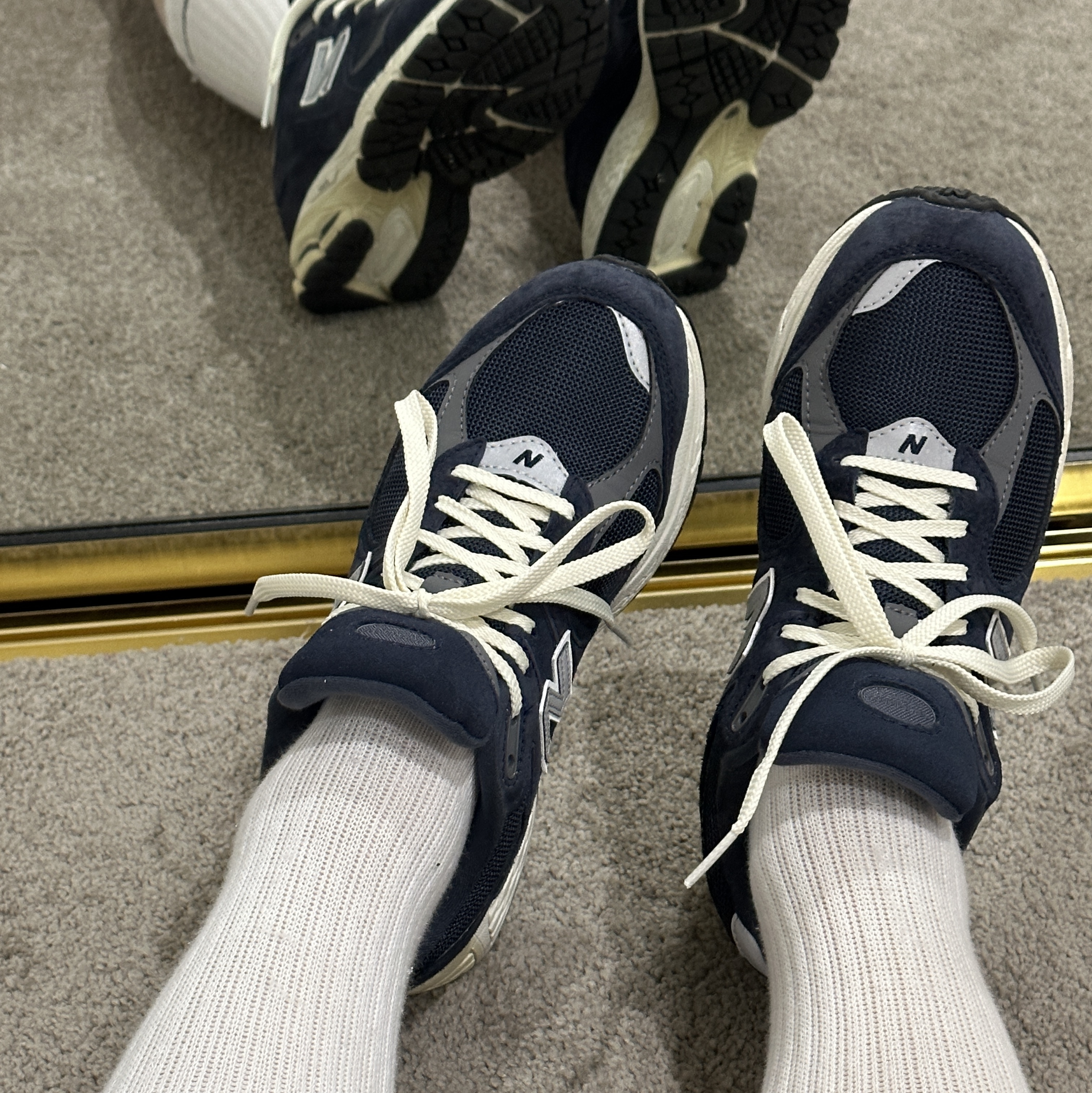New Balance 2002R Eclipse Castlerock 착용 스타일