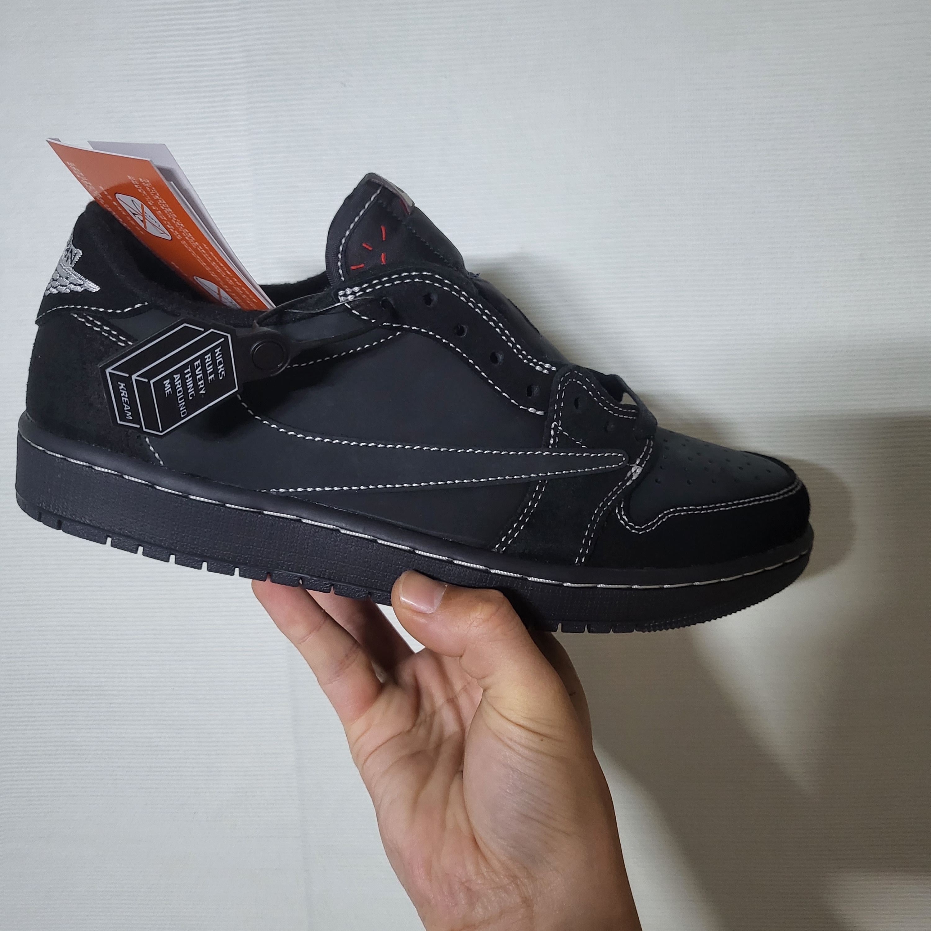 Jordan 1 x Travis Scott Retro Low OG SP Black Phantom 착용 스타일 - 2