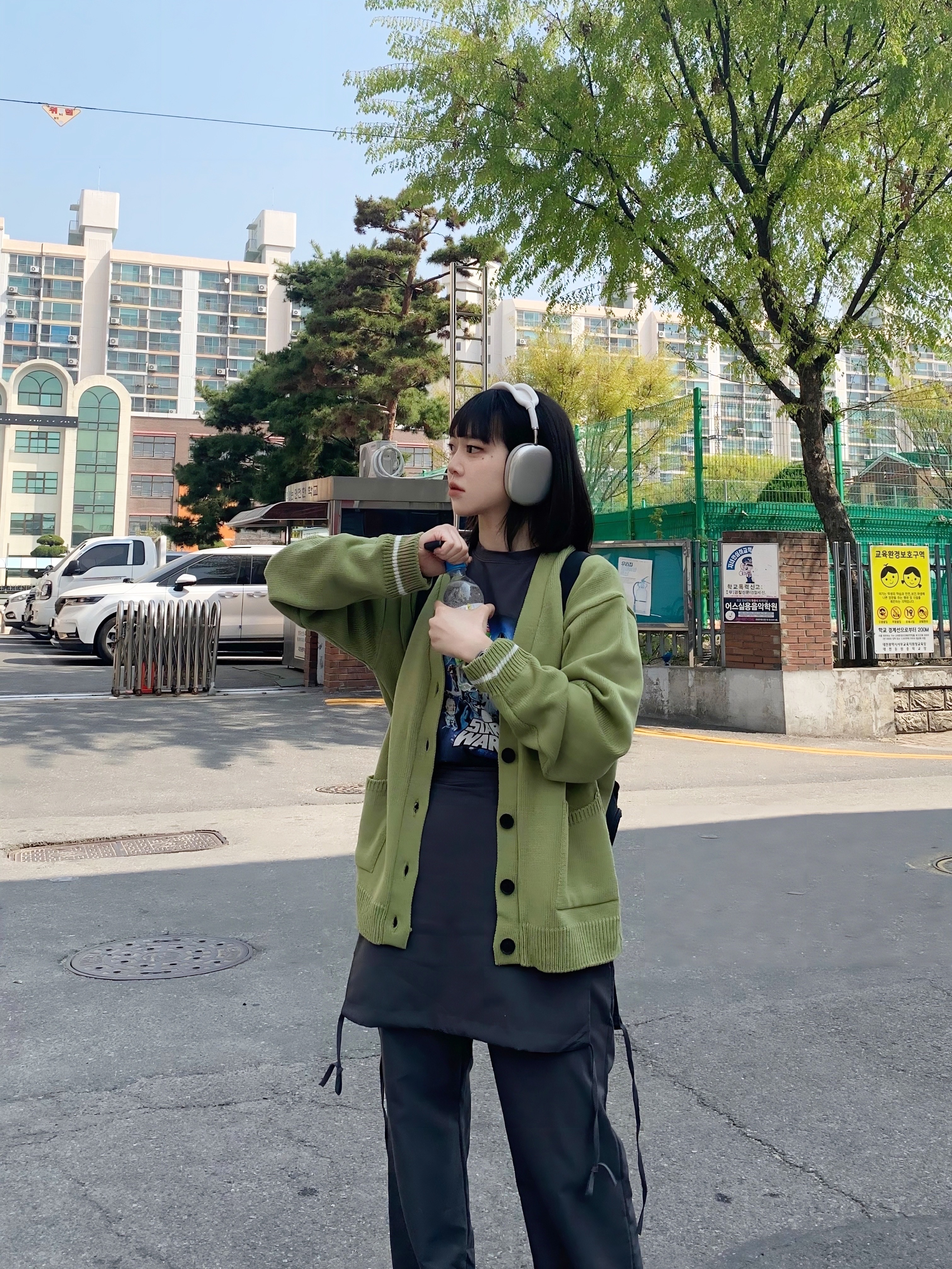 New Balance 725 Black, Apple AirPods Max Lightning Silver (Korean Ver.) 착용 스타일 - 3