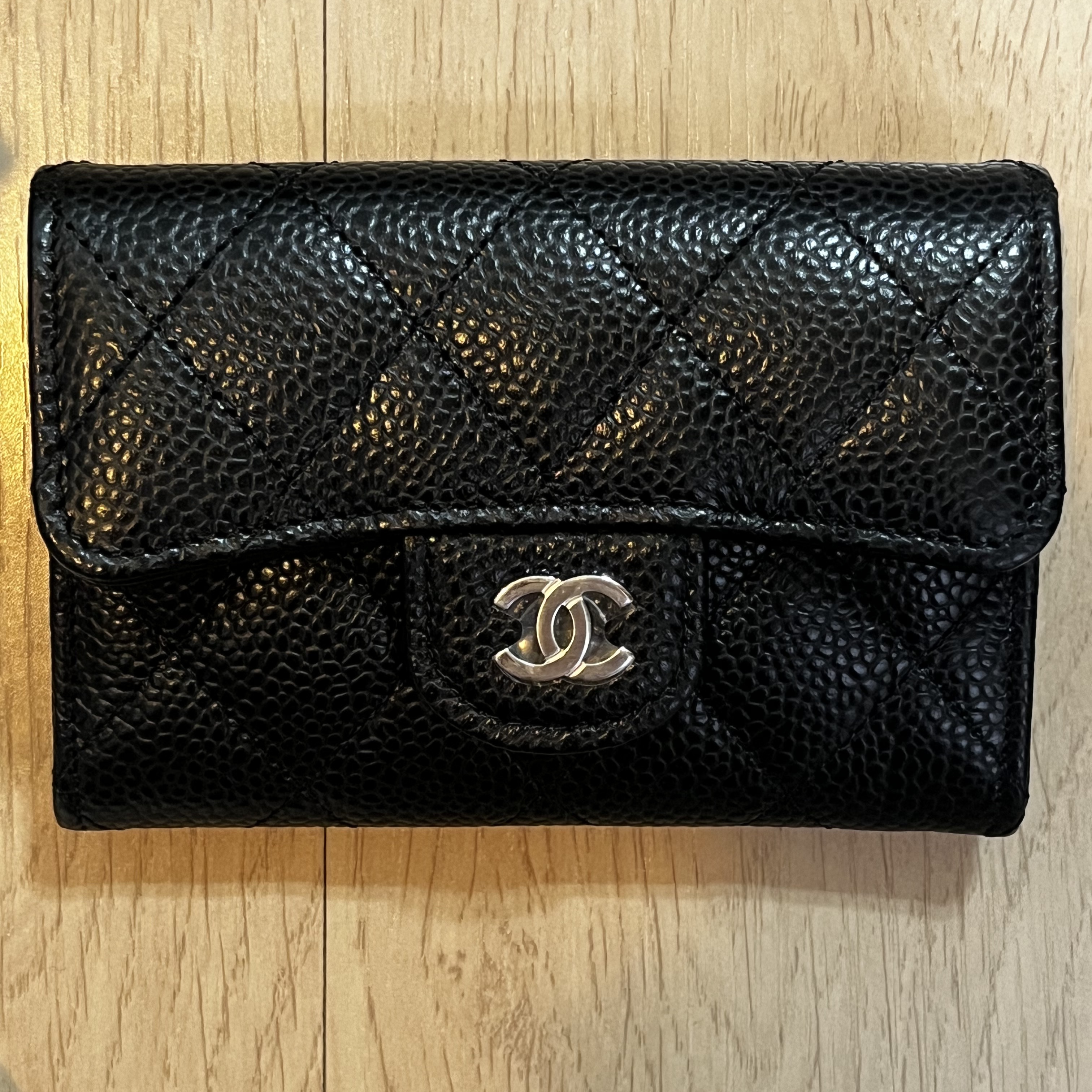 Chanel Classic Card Holder Grained Calfskin & Silver Black 착용 스타일